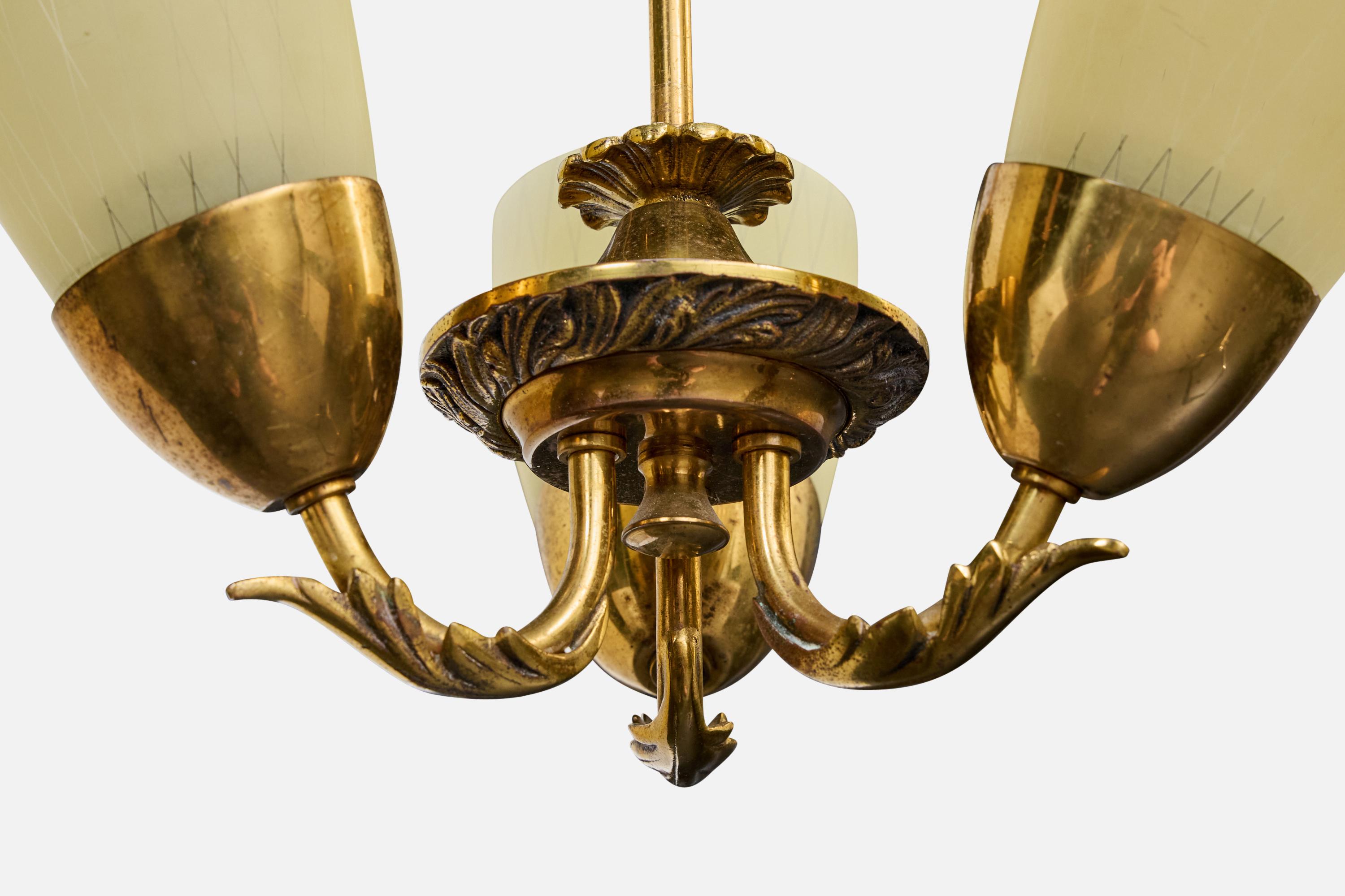 Metà XX secolo Lampadario di design svedese, ottone, vetro, Svezia, anni '1940 in vendita