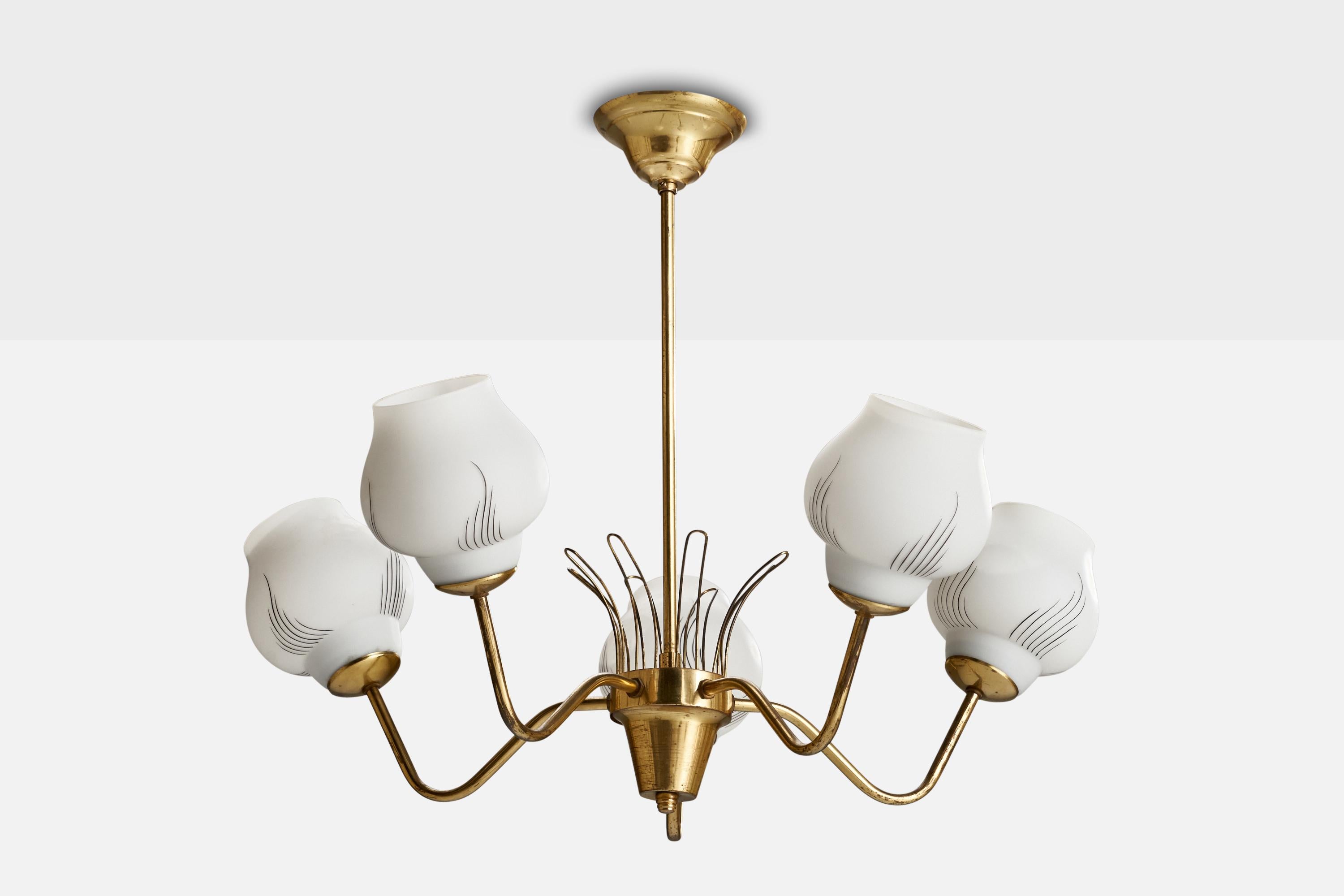 Lustre en laiton et opaline conçu et produit en Suède, c.1950.

Dimensions de l'auvent (pouces) : 1.75