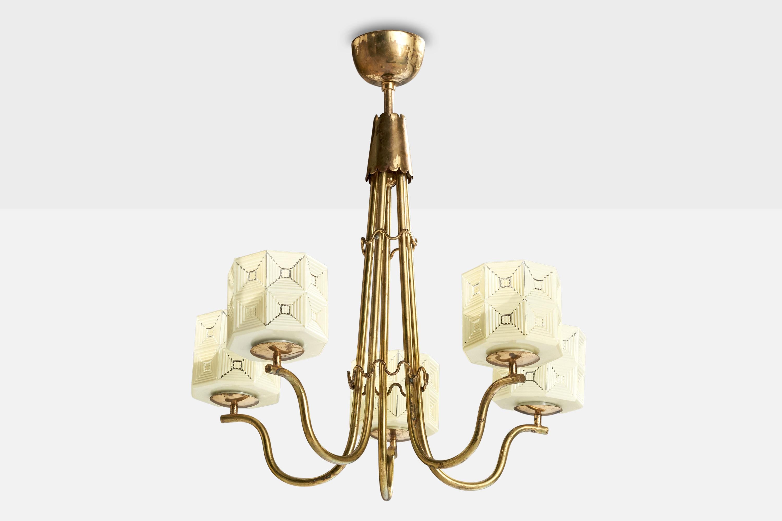 Lustre en laiton et verre gravé, conçu et produit en Suède, c.1950.

Dimensions globales (pouces) : 22