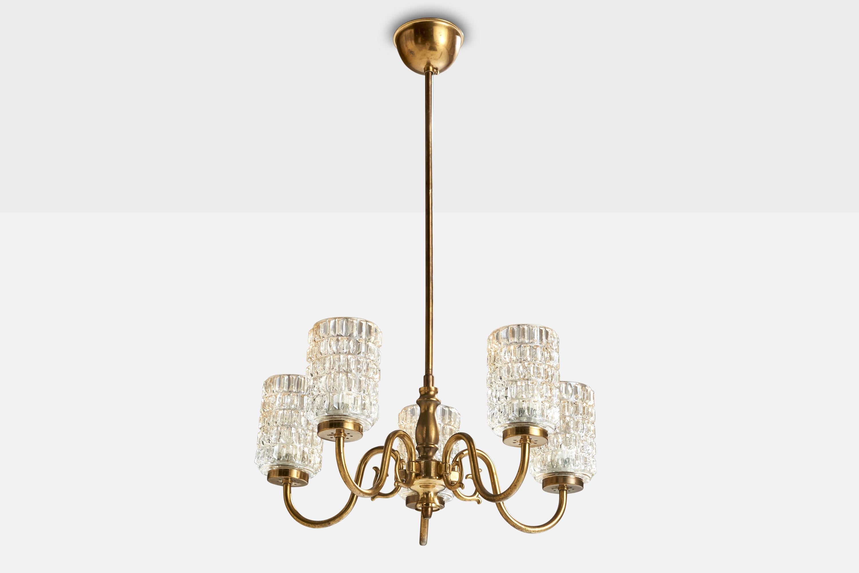 Lustre en laiton et en verre conçu et produit en Suède, c. 1950.

Dimensions globales (pouces) : 26