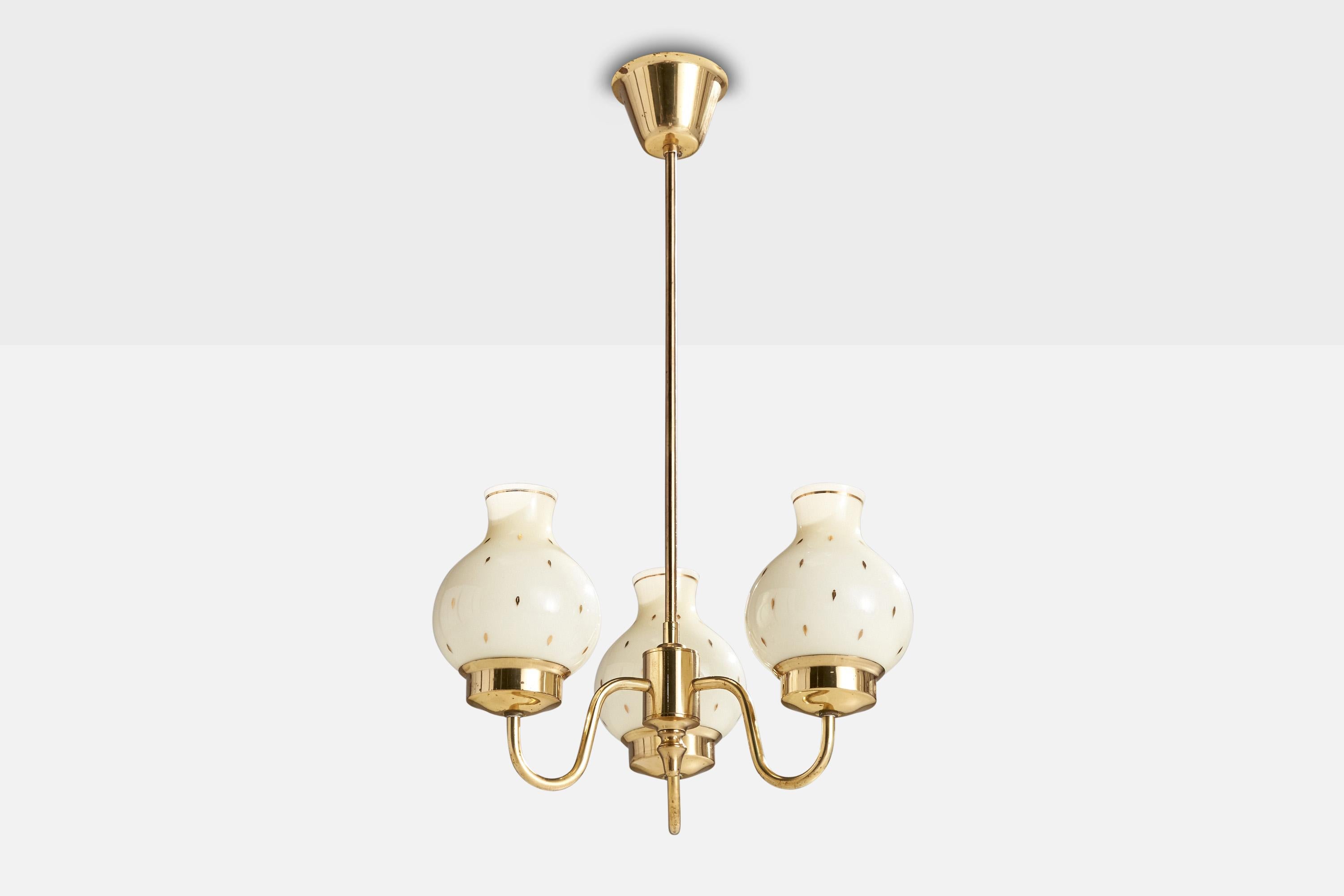 Lustre en laiton et verre opalin doré, conçu et produit en Suède, C.C.

Dimensions globales (pouces) : 23