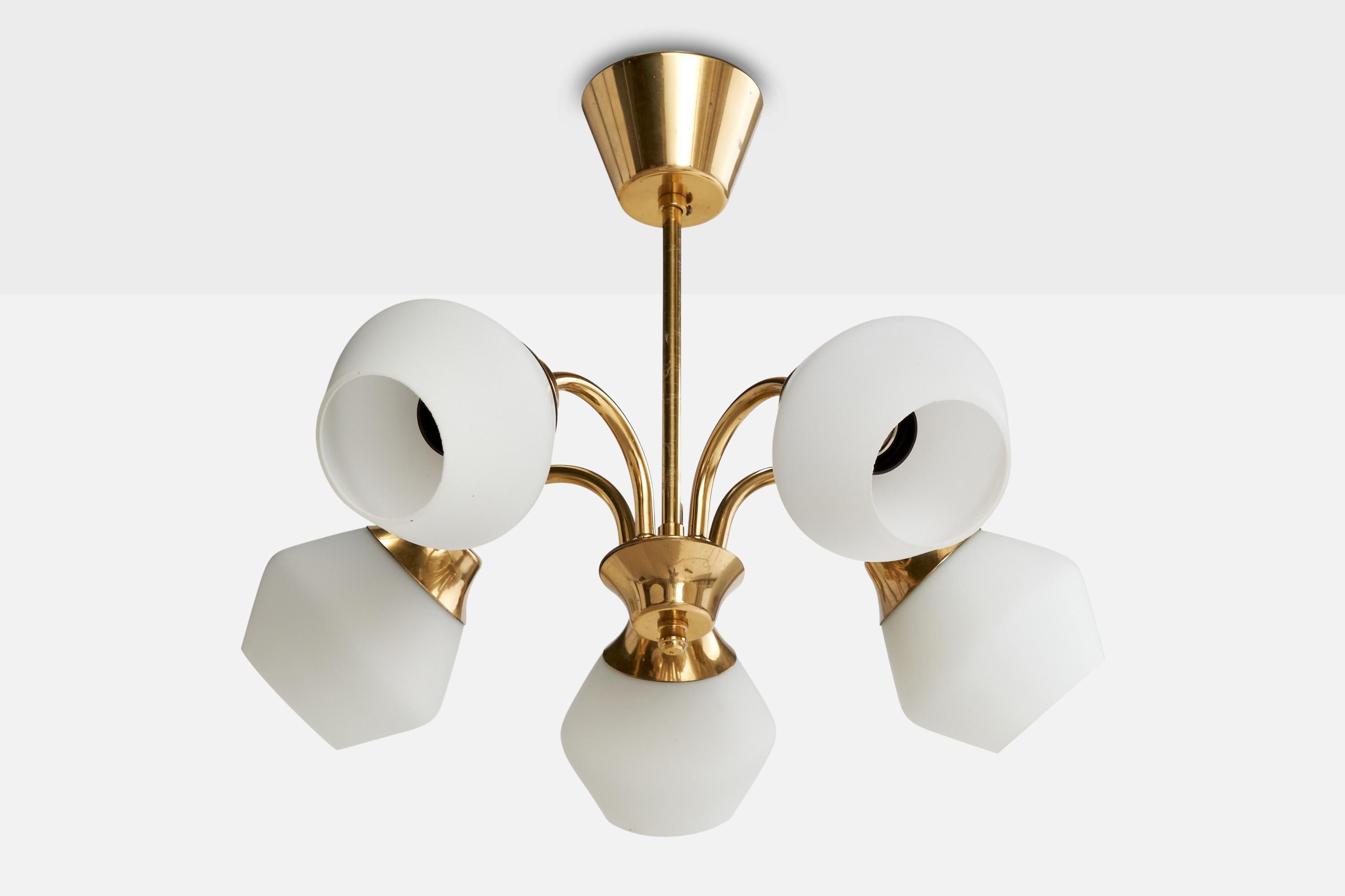 Lustre en laiton et verre opalin blanc conçu et produit en Suède, c.C. 1950.

Dimensions globales (pouces) : 13
