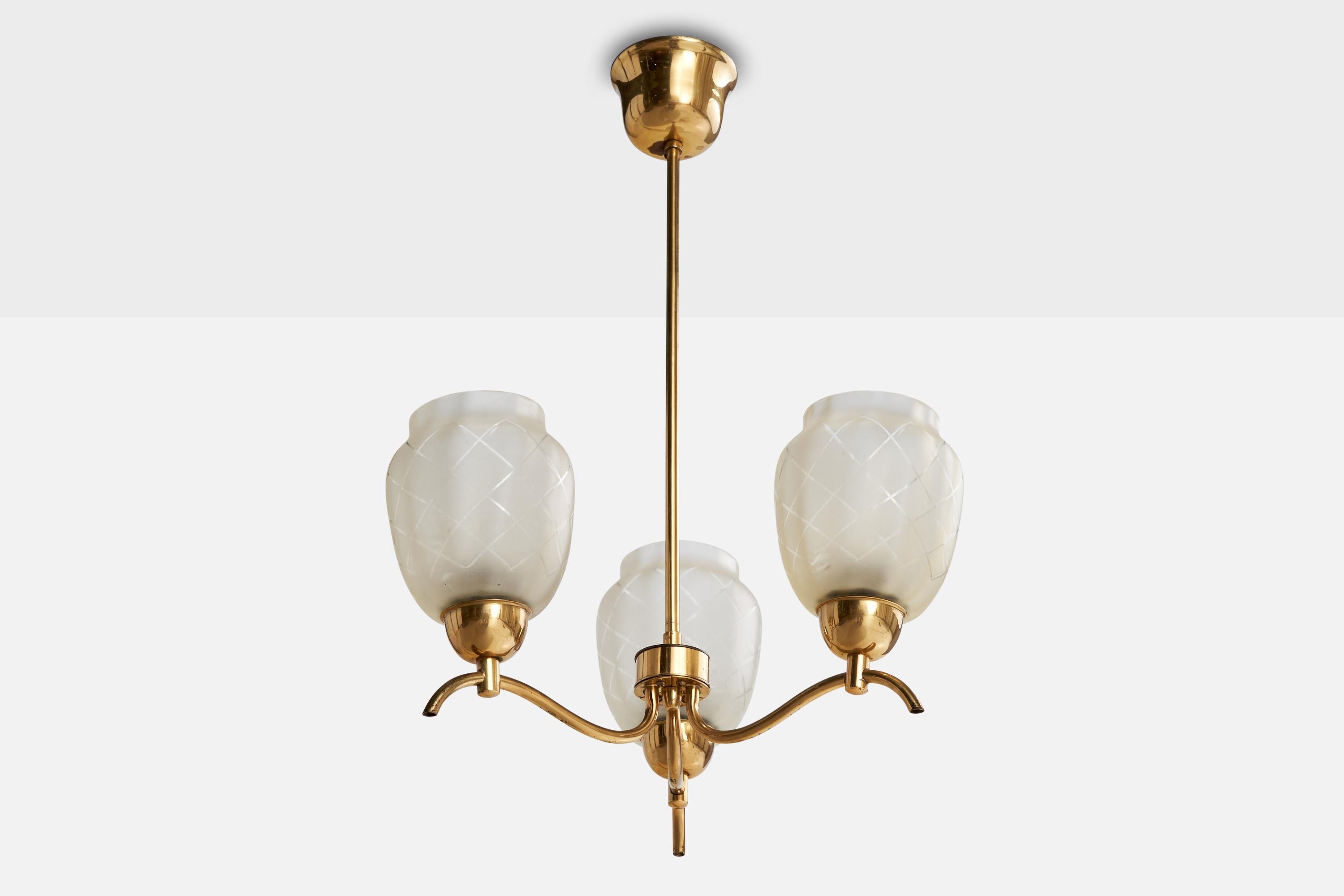 Lampadario in ottone e vetro acidato progettato e prodotto in Svezia, anni '1950 circa.

Dimensioni complessive (pollici): 22,5