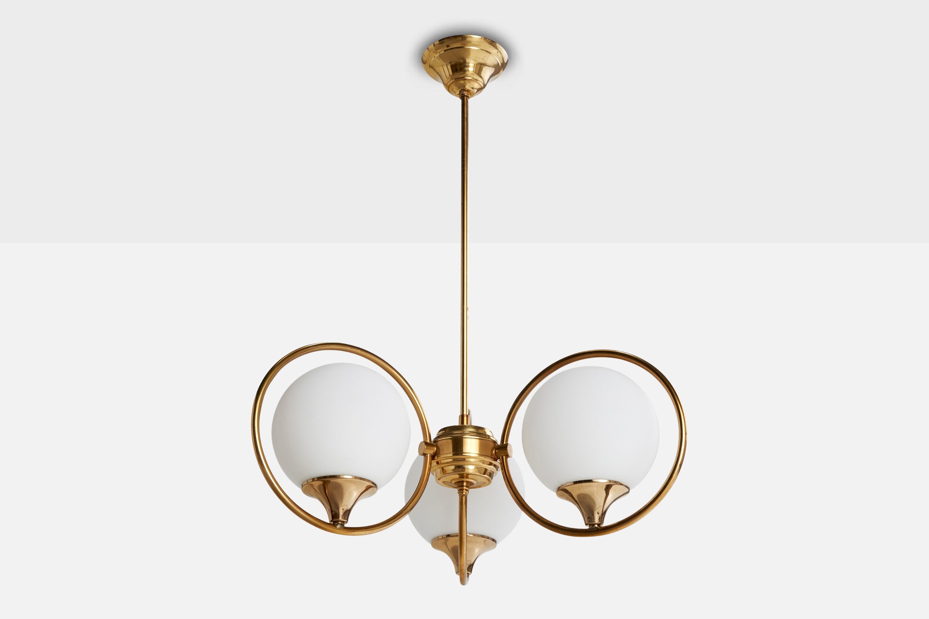 Lustre en laiton et verre opalin blanc conçu et produit en Suède, c.C. 1950.

Dimensions globales (pouces) : 26.25