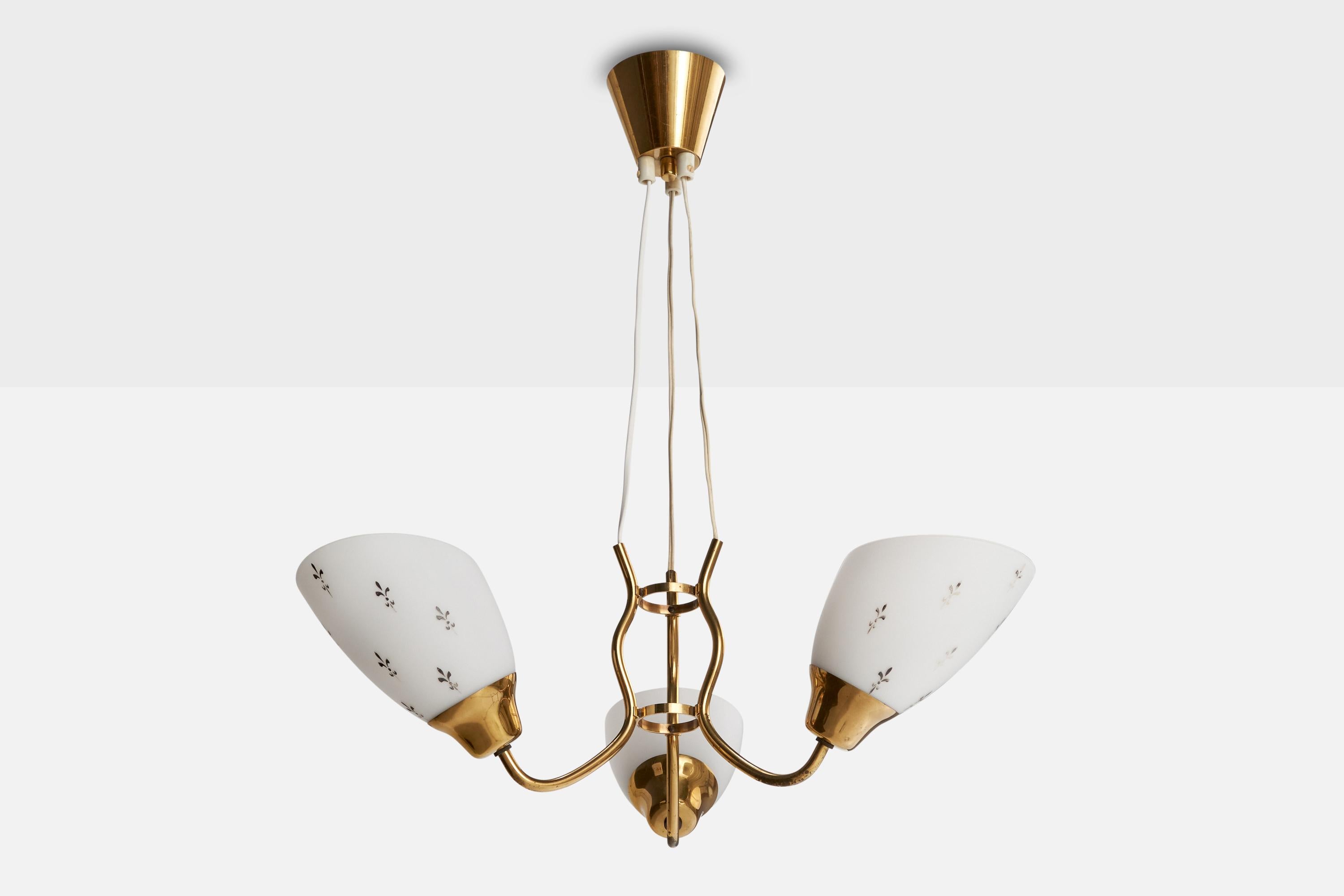Lustre en laiton et verre opalin gravé, conçu et produit en Suède, c.C. 1950.

Dimensions globales (pouces) : 25.375