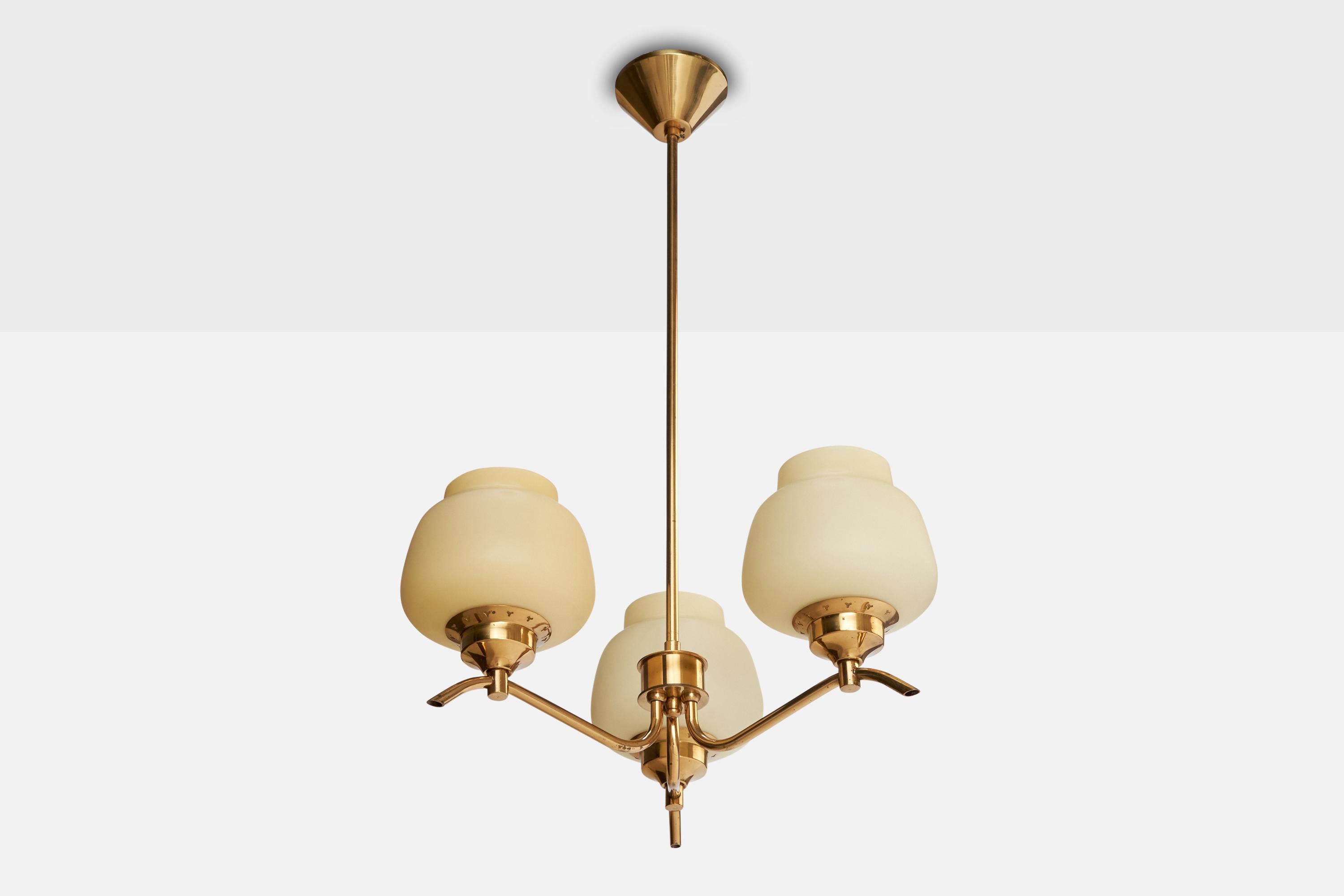 Lustre en laiton et verre opalin conçu et produit en Suède, C.C. 1950.

Dimensions globales (pouces) : 25.25