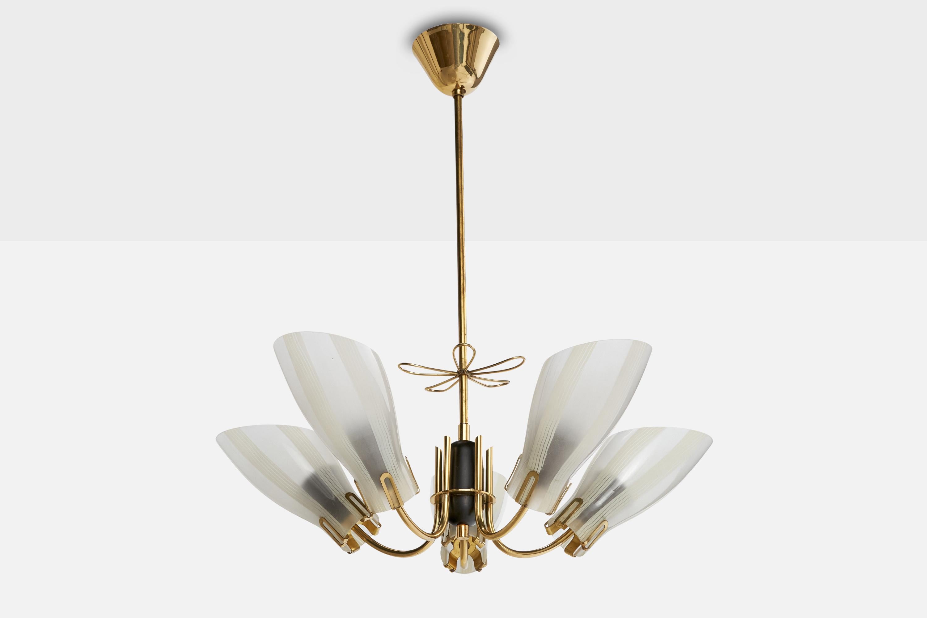 Lustre en laiton, verre dépoli et bois peint en noir, conçu et produit en Suède, vers les années 1950.

Dimensions globales (pouces) : 24