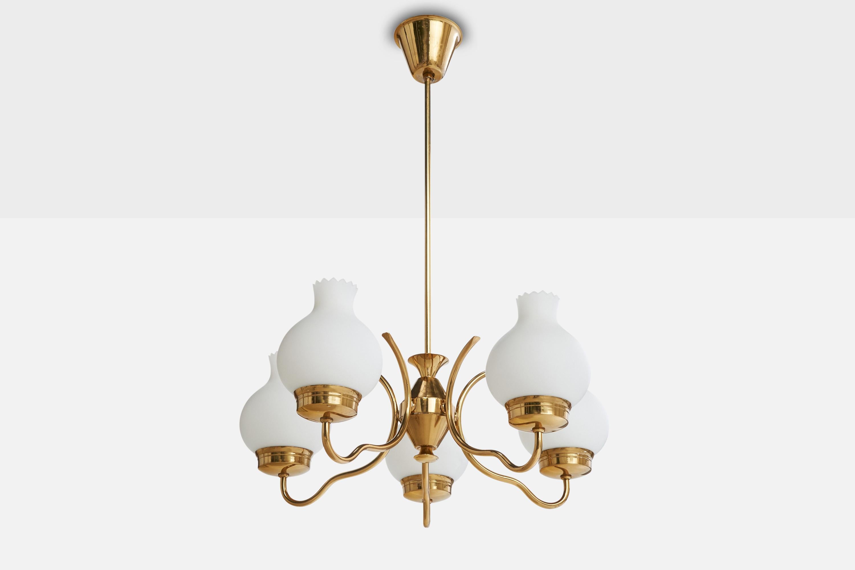 Lustre en laiton et verre opalin blanc conçu et produit en Suède, c.C. 1950.

Dimensions globales (pouces) : 29