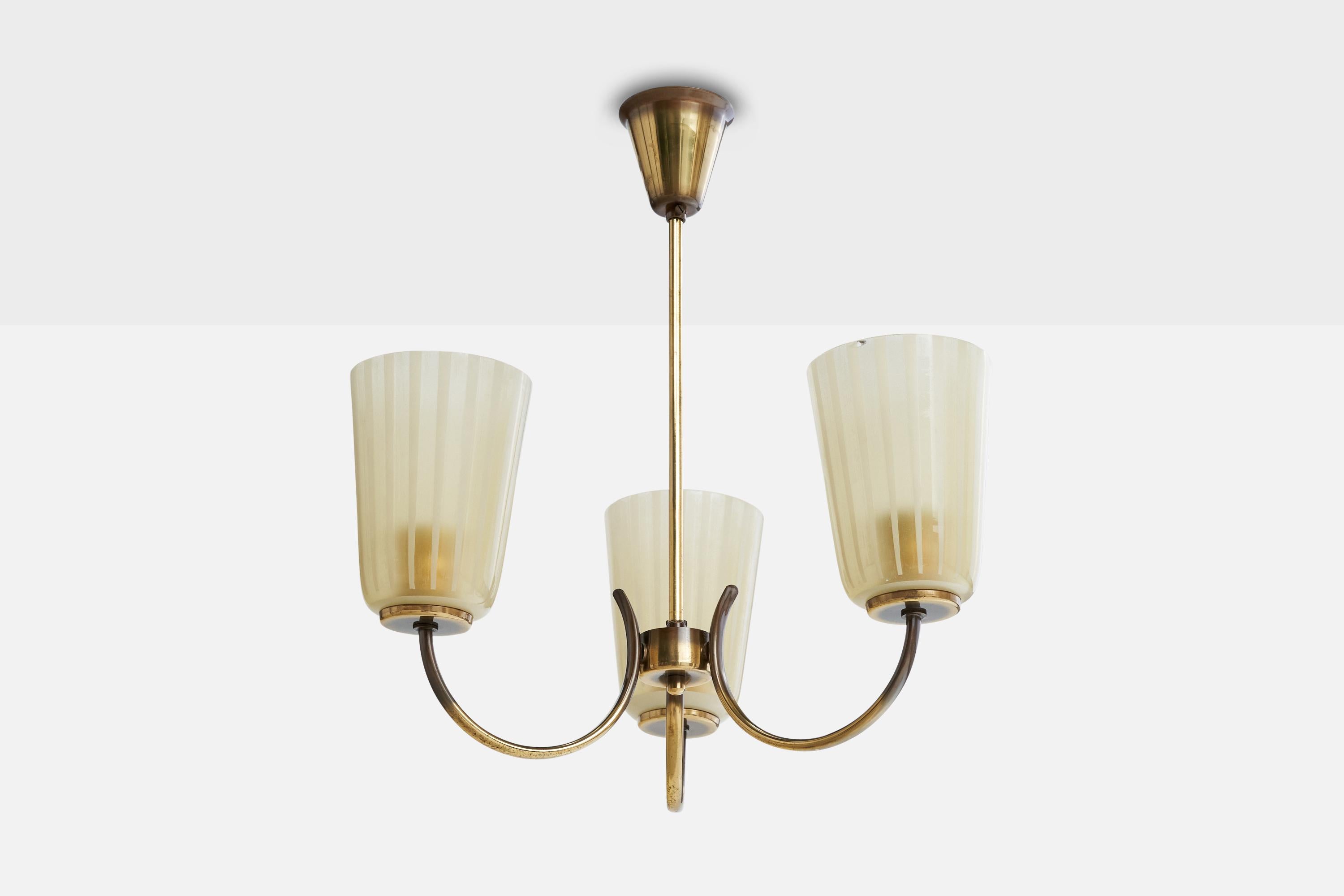 Lustre en laiton et verre gravé, conçu et produit en Suède, c.1950.

Dimensions globales (pouces) : 20