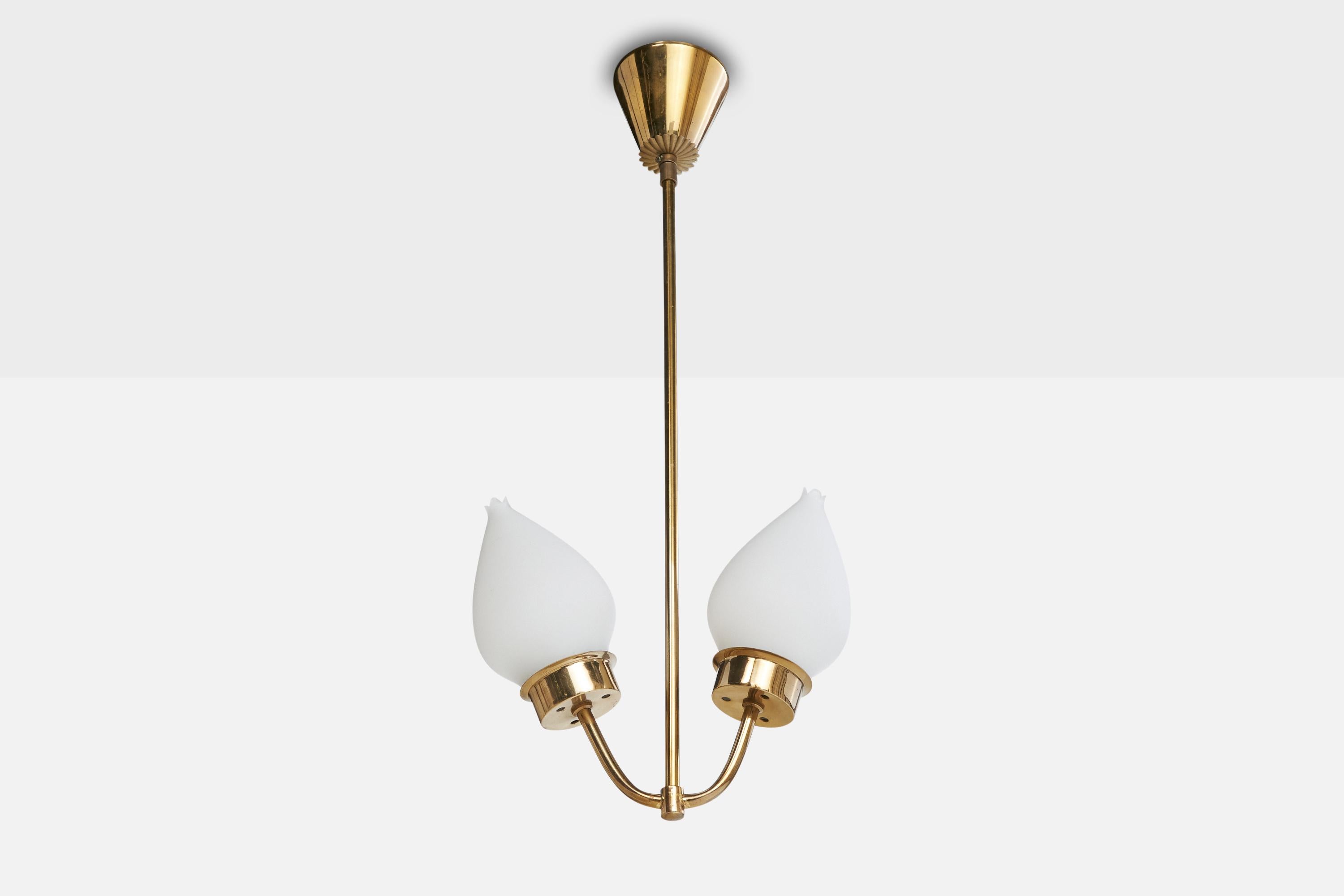 Lustre en laiton et verre opalin blanc conçu et produit en Suède, c.C. 1950.

Dimensions globales (pouces) : 23.5