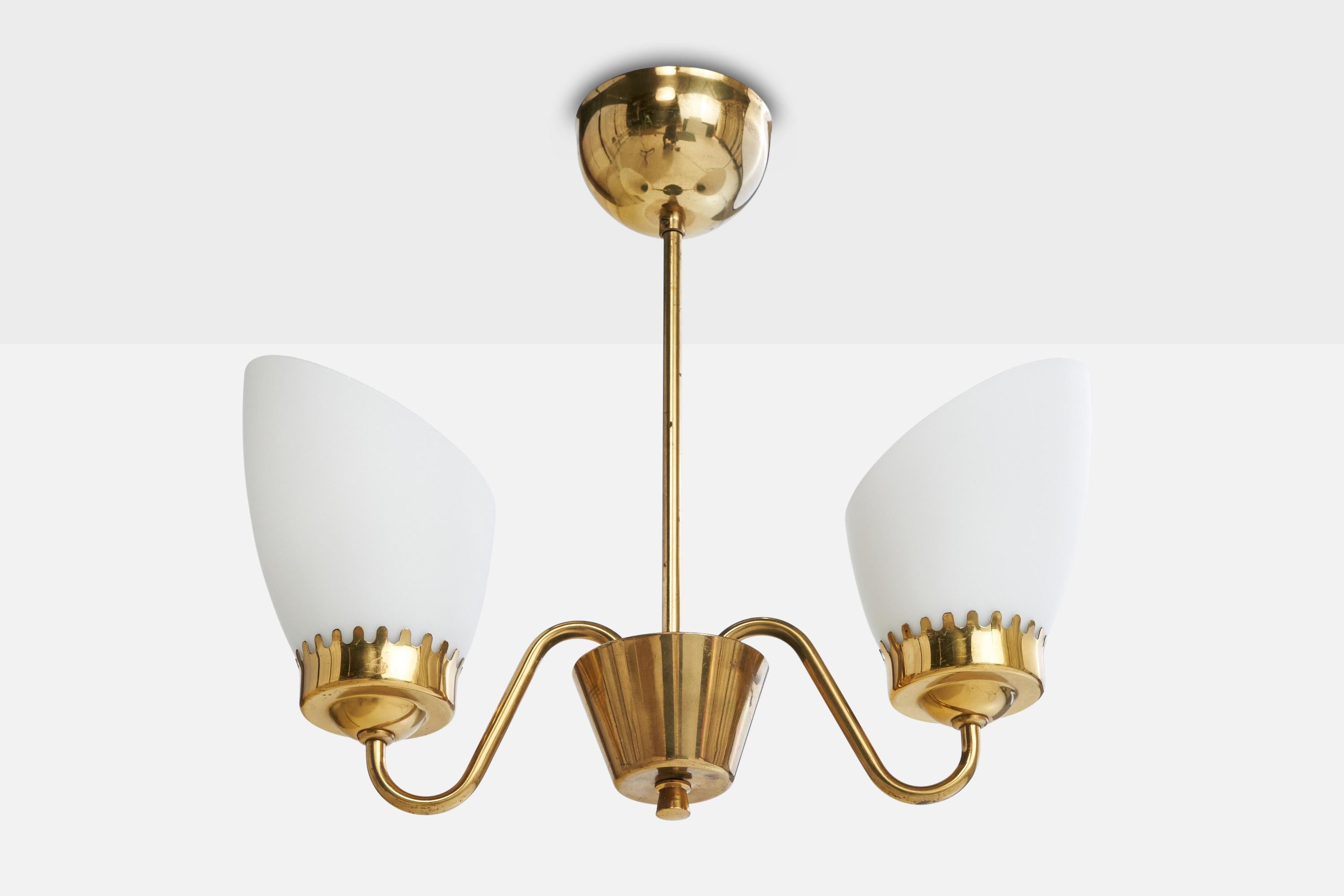 Lustre en laiton et verre opalin blanc conçu et produit en Suède, c.C. 1950,

Dimensions globales (pouces) : 13