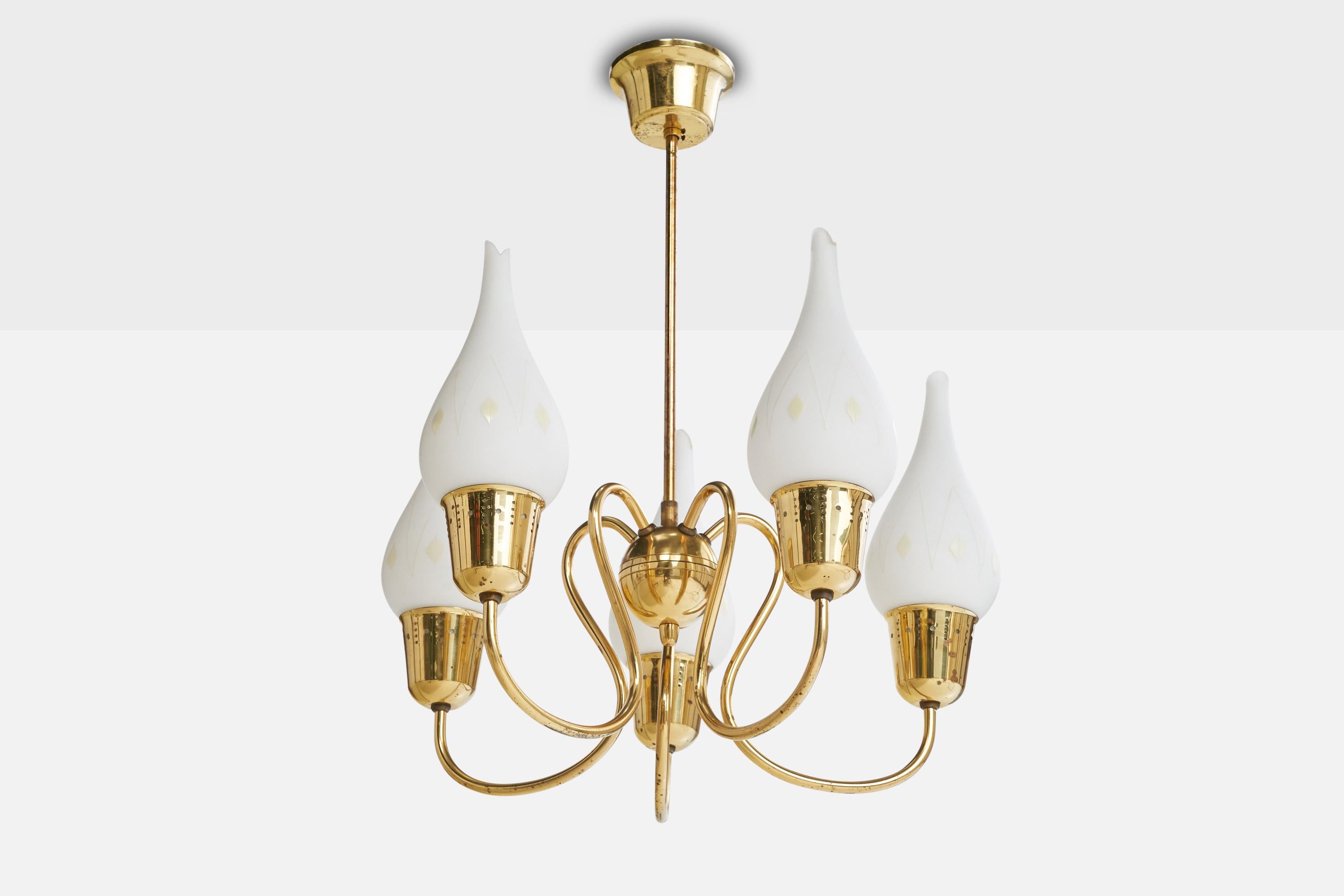 Lustre en laiton et verre opalin blanc conçu et produit en Suède, c.C. 1950.

Dimensions globales (pouces) : 22.75
