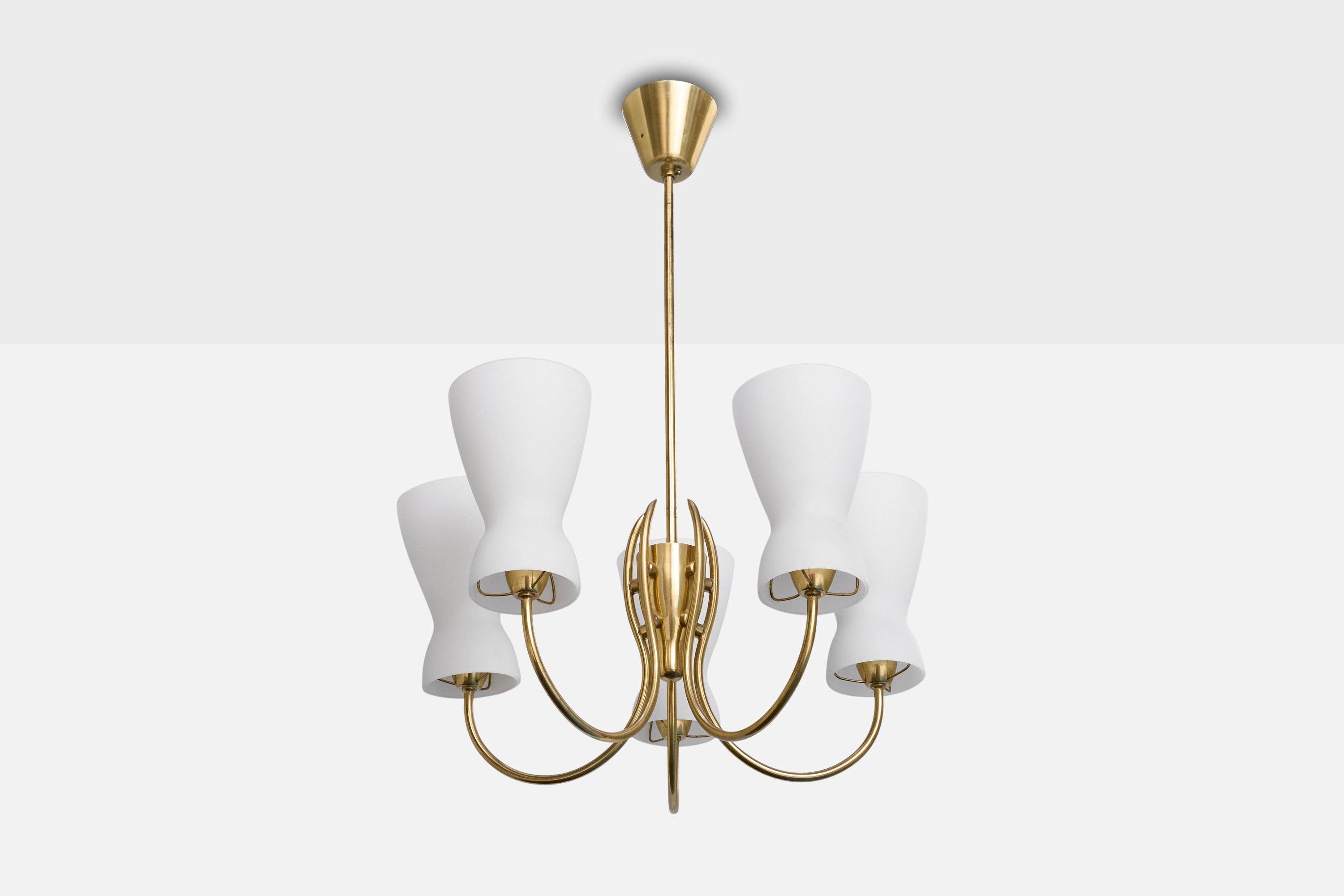 Lustre en laiton et verre opalin blanc conçu et produit en Suède, c.C. 1950.

Dimensions globales (pouces) : 25.75