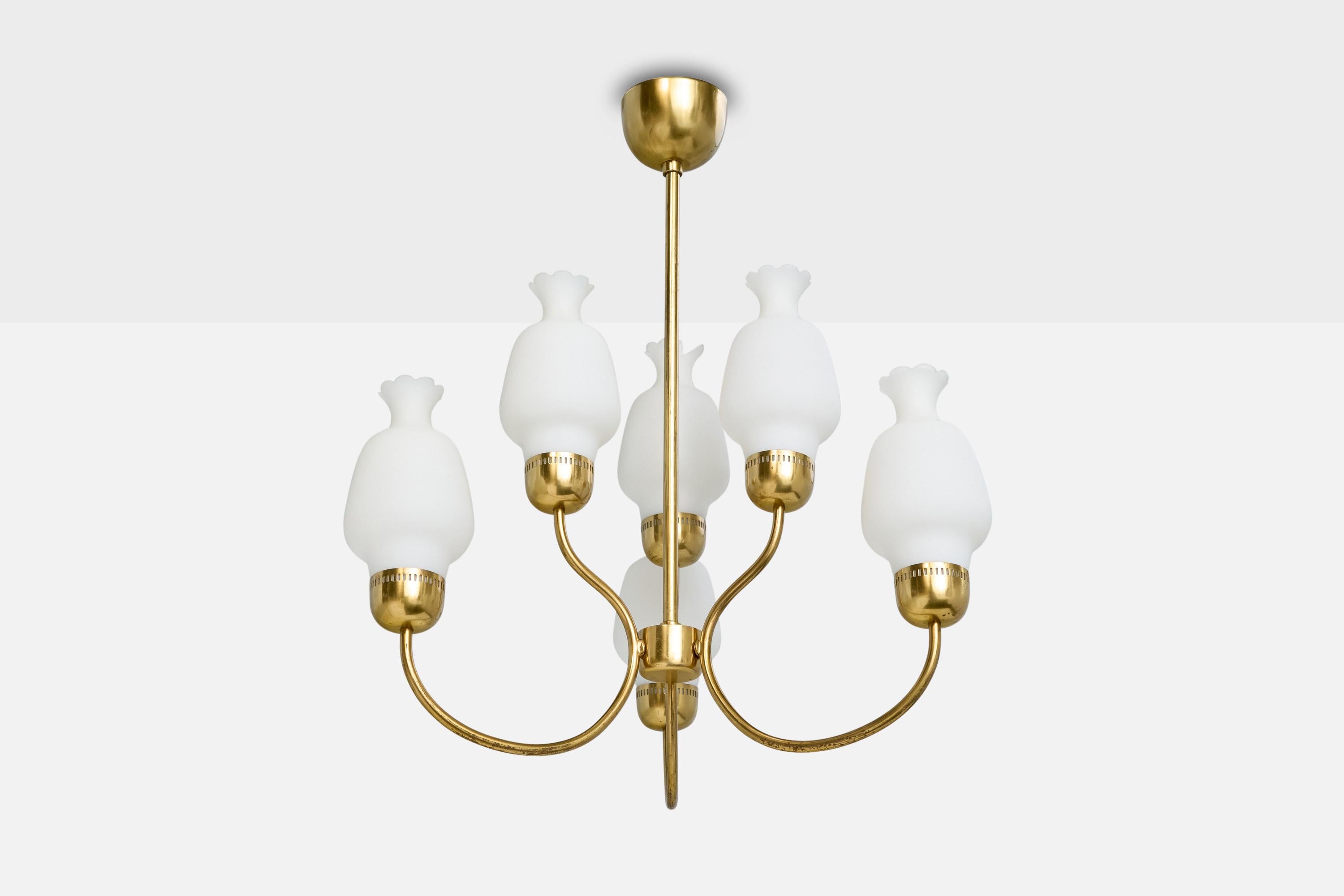 Lustre en laiton et verre opalin blanc conçu et produit en Suède, c.C. 1950.

Chip présent sur un diffuseur comme illustré.

Dimensions globales (pouces) : 25.5