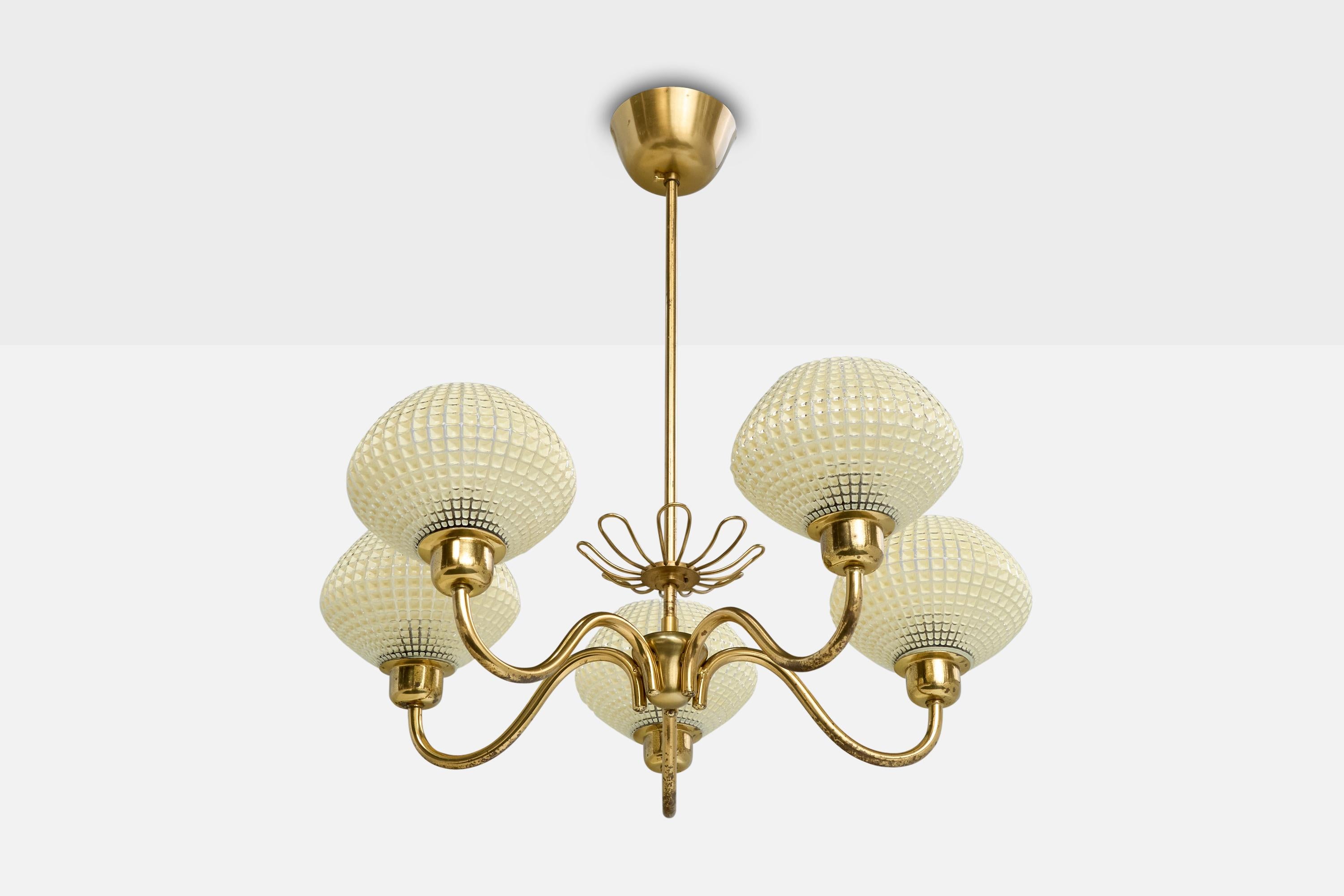 Lustre en laiton et verre gravé, conçu et produit en Suède, c.1950.

Dimensions hors tout (pouces) : 22