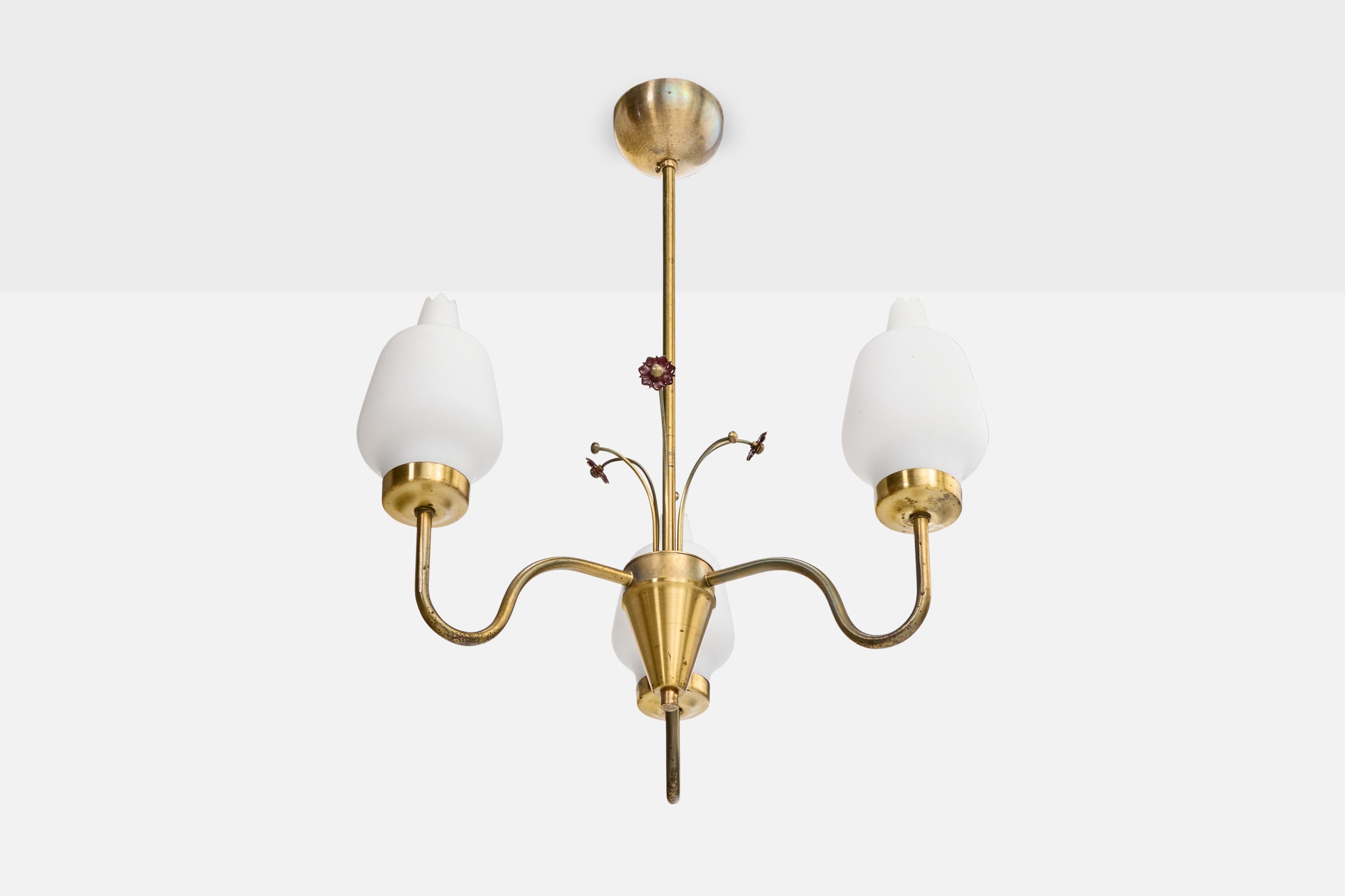 Lampadario in ottone e vetro progettato e prodotto in Svezia, anni '50 circa.

Dimensioni complessive (pollici): 23,0 