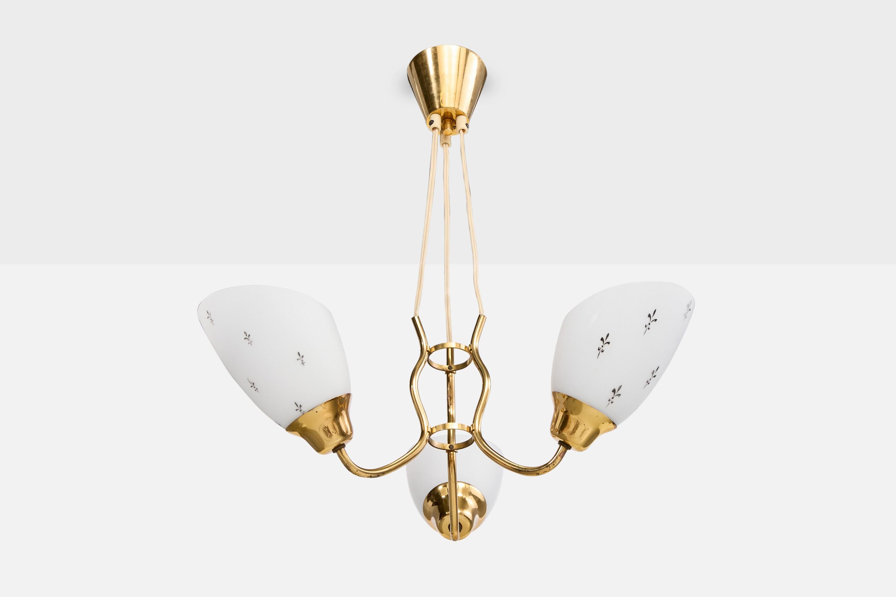 Lustre en laiton et verre opalin blanc imprimé, conçu et produit en Suède, c.C. 1950.

Dimensions globales (pouces) : 23.75 
