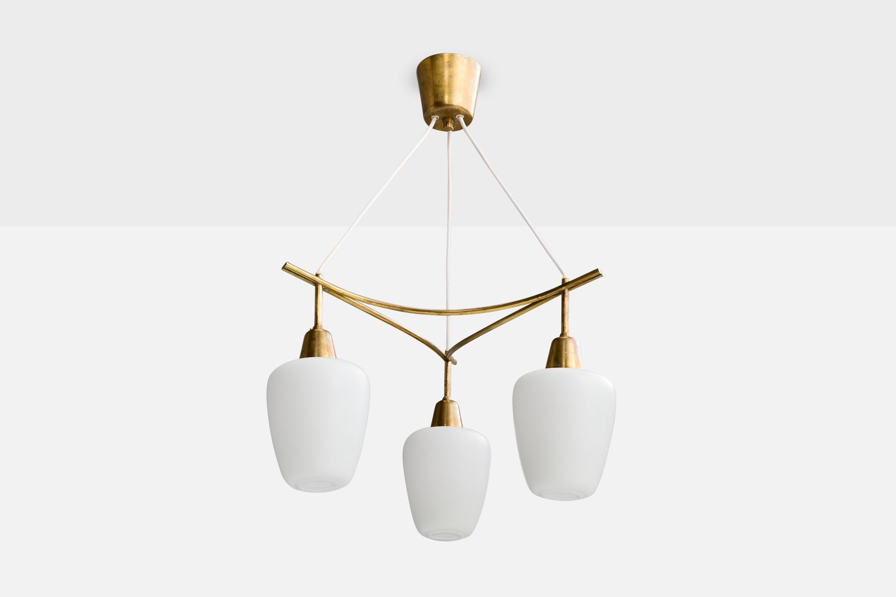 Lampadario in ottone e vetro opalino bianco progettato e prodotto in Svezia, anni '1950 circa.

Ossidazione presente nell'ottone

Usura coerente con l'età e l'uso

Dimensioni complessive (pollici): 24,0 