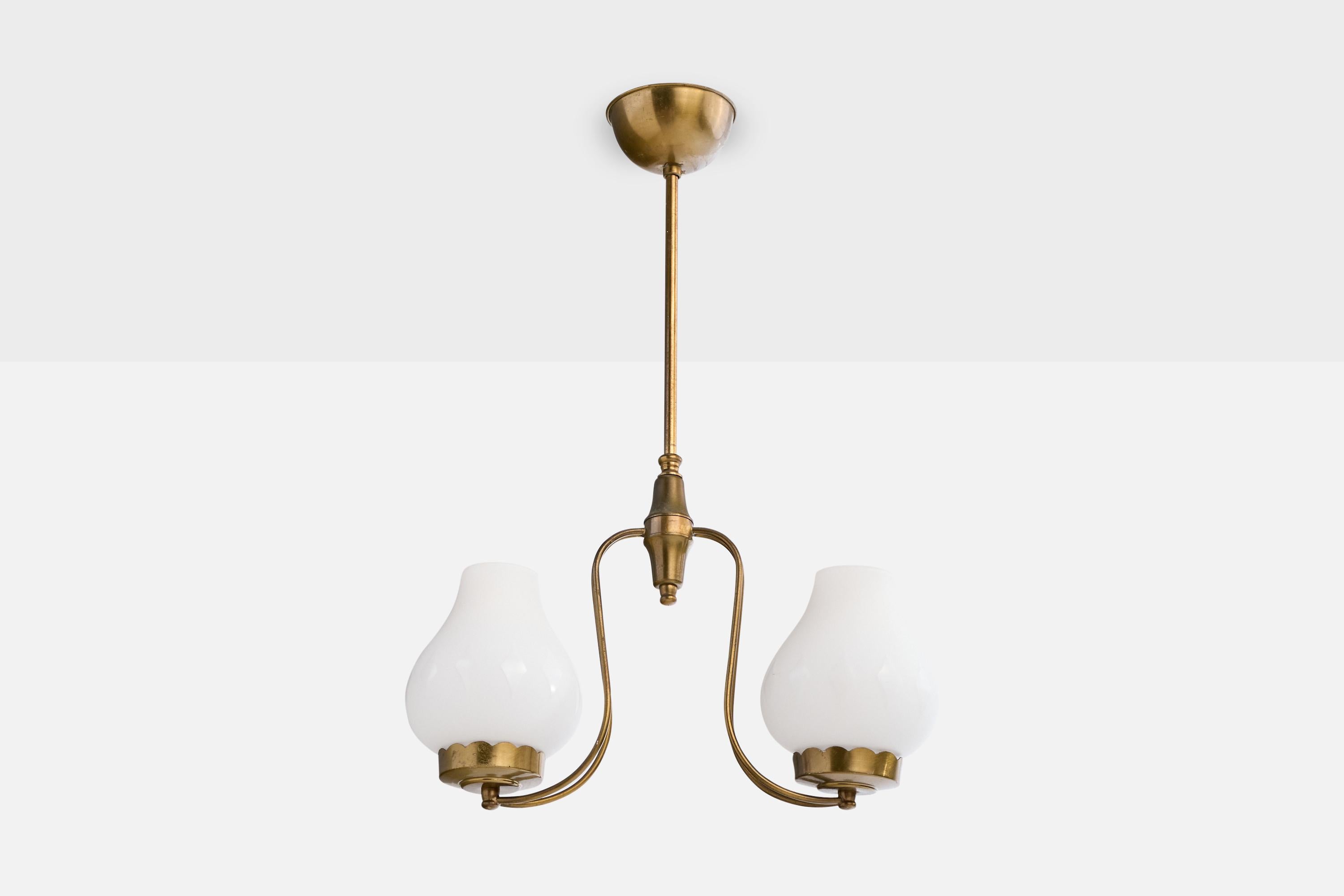 Lustre en laiton et verre opalin blanc conçu et produit en Suède, c.C. 1950.

Dimensions globales (pouces) : 20.0 