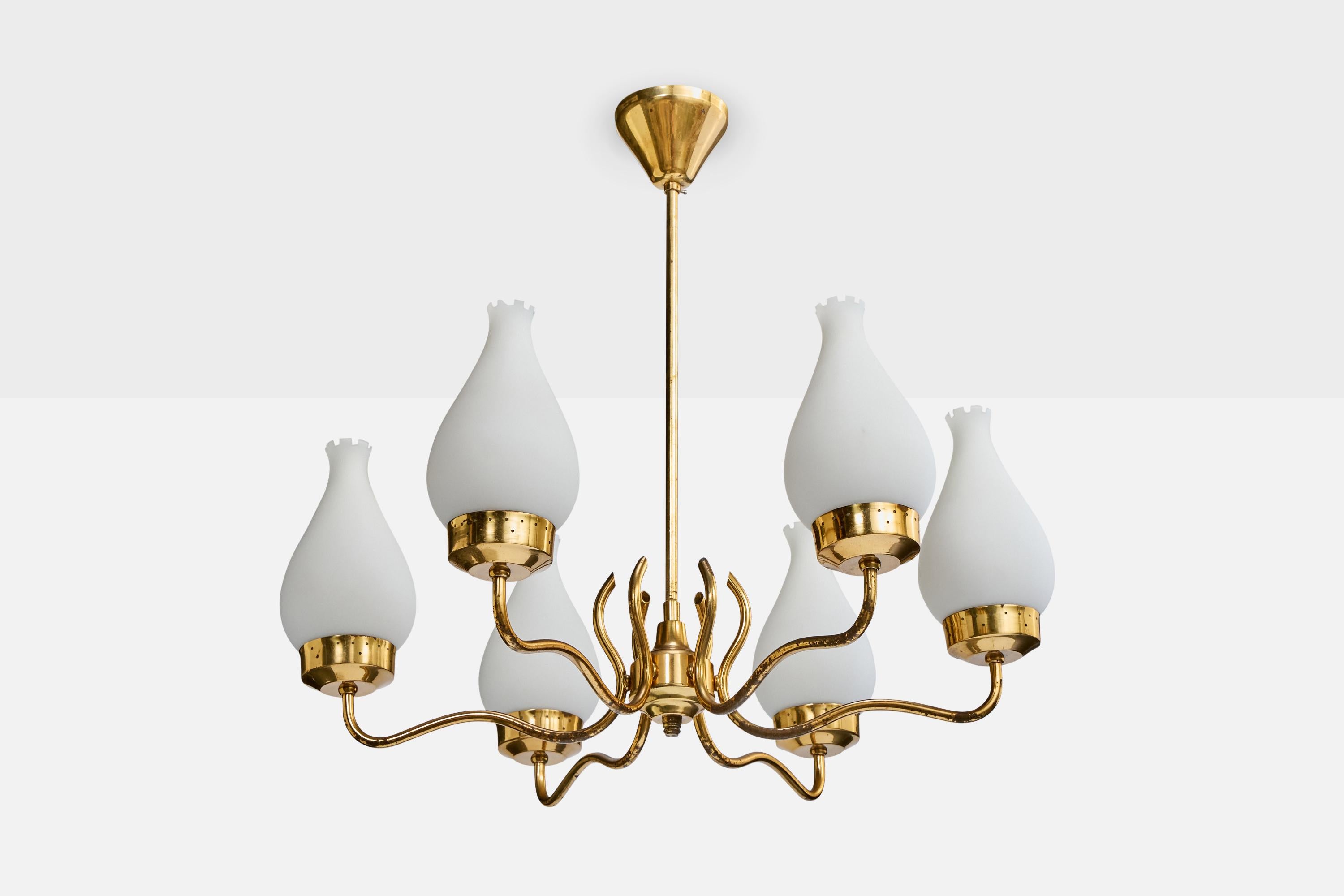 Lustre en laiton et verre opalin blanc conçu et produit en Suède, c.C. 1950.

Les bras en laiton présentent une forte oxydation.

Dimensions globales (pouces) : 23.5 