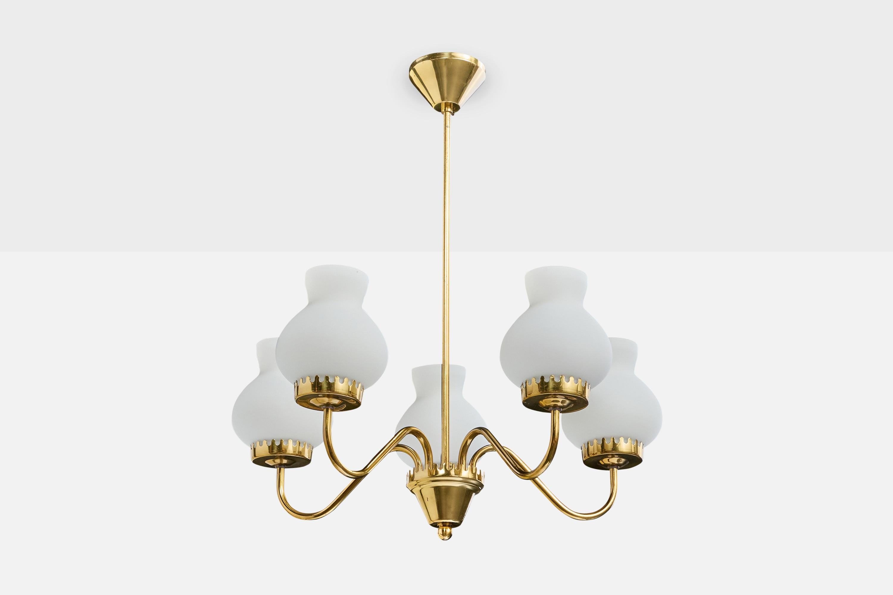 Lustre en laiton et verre opalin blanc conçu et produit en Suède, c.C. 1950.

Dimensions globales (pouces) : 24.0 