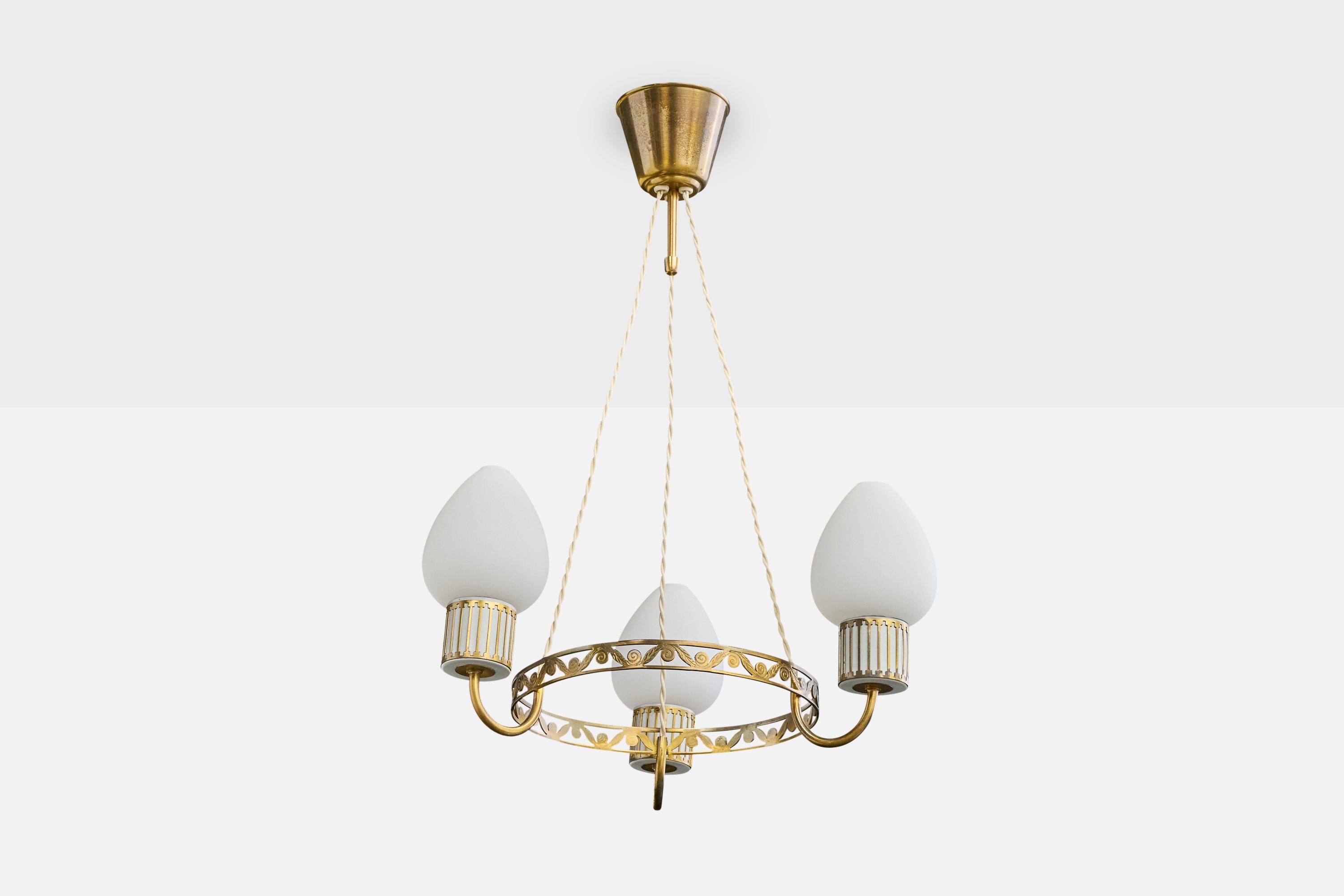 Lustre en laiton et verre blanc conçu et produit en Suède, C.C. 1950.

L'auvent en laiton présente une oxydation modérée.

Dimensions globales (pouces) : 23.0 