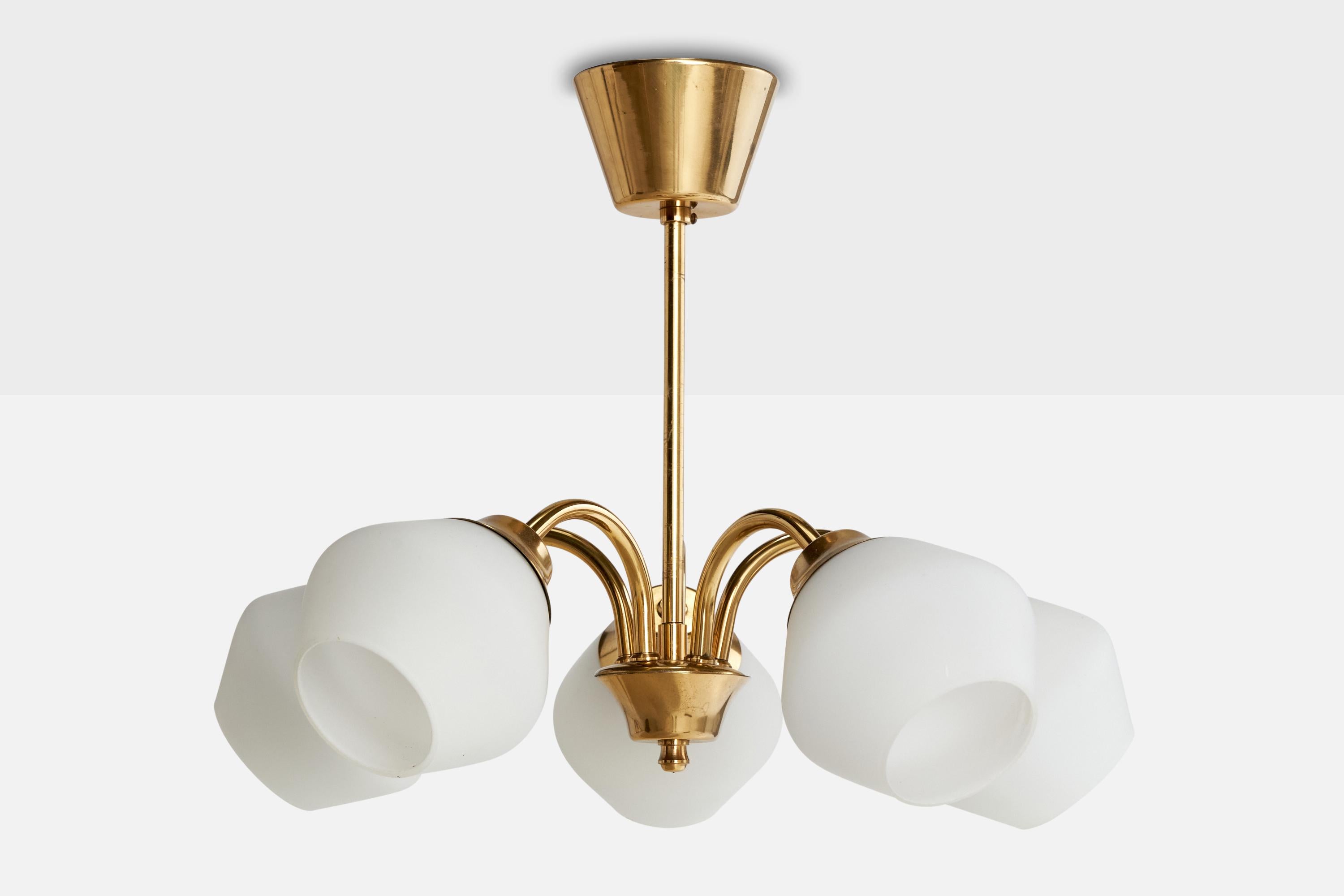 Suédois Designer suédois, lustre, laiton, verre, Suède, années 1950 en vente