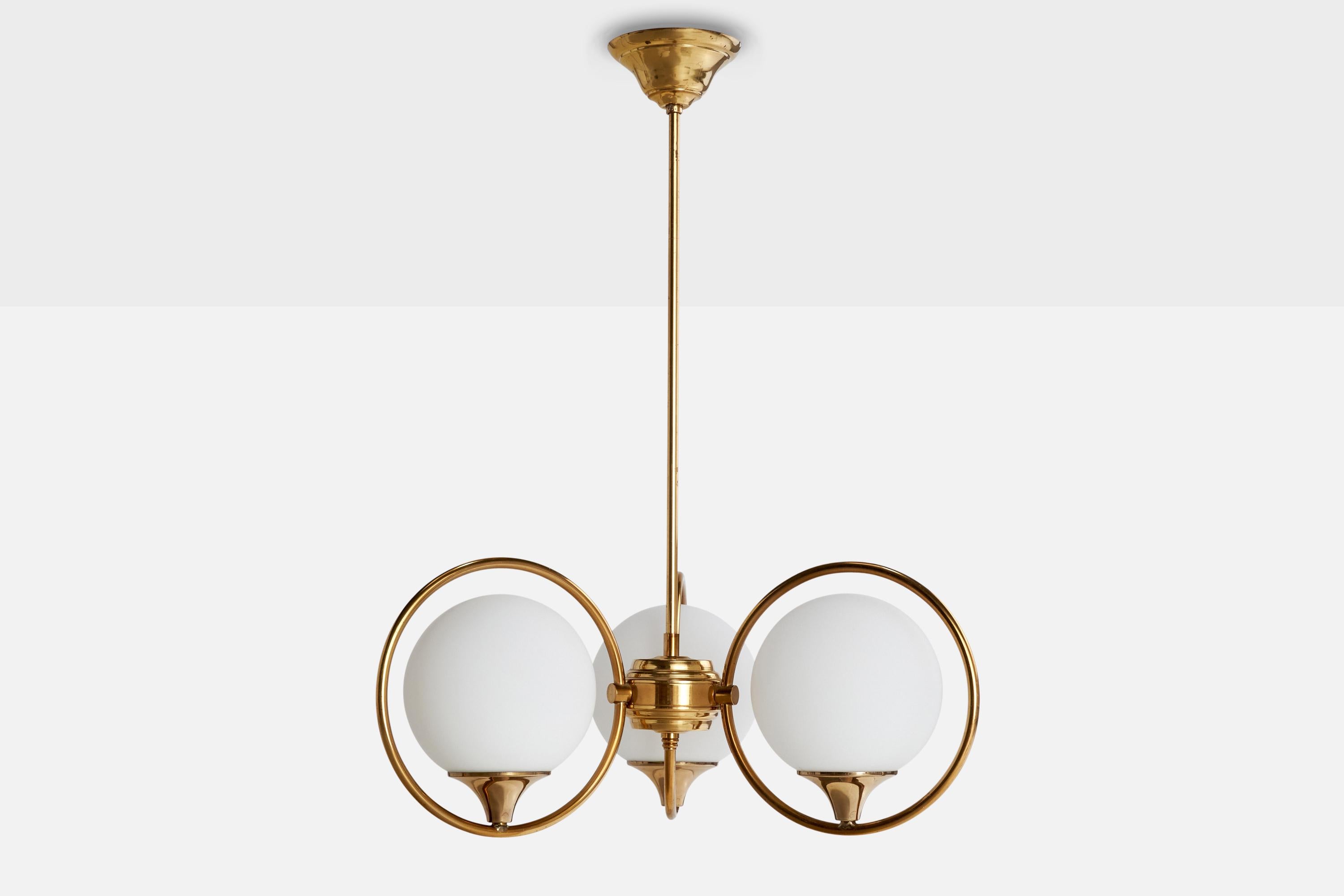 Suédois Designer suédois, lustre, laiton, verre, Suède, années 1950 en vente