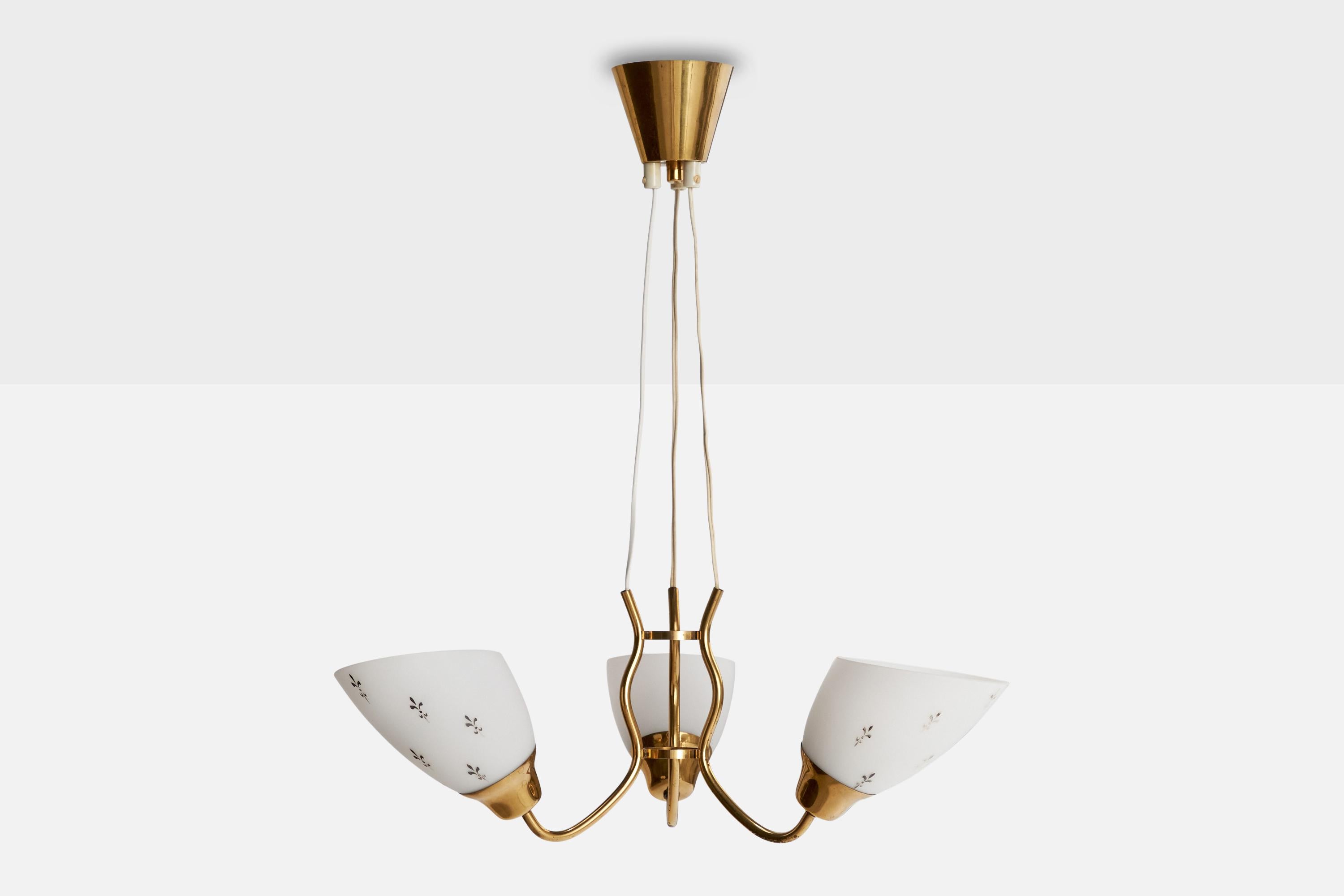 Scandinave moderne Designer suédois, lustre, laiton, verre, Suède, années 1950 en vente