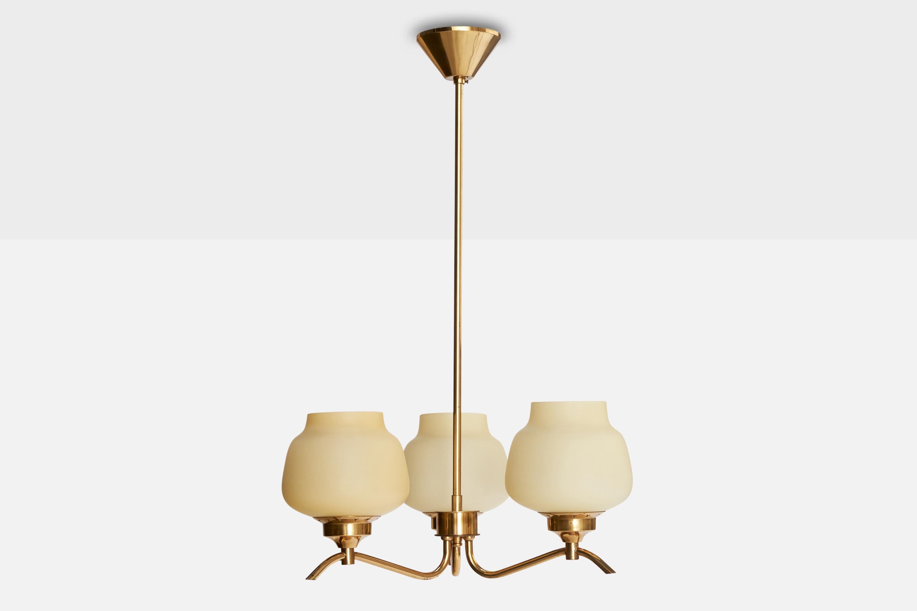 Scandinave moderne Designer suédois, lustre, laiton, verre, Suède, années 1950 en vente