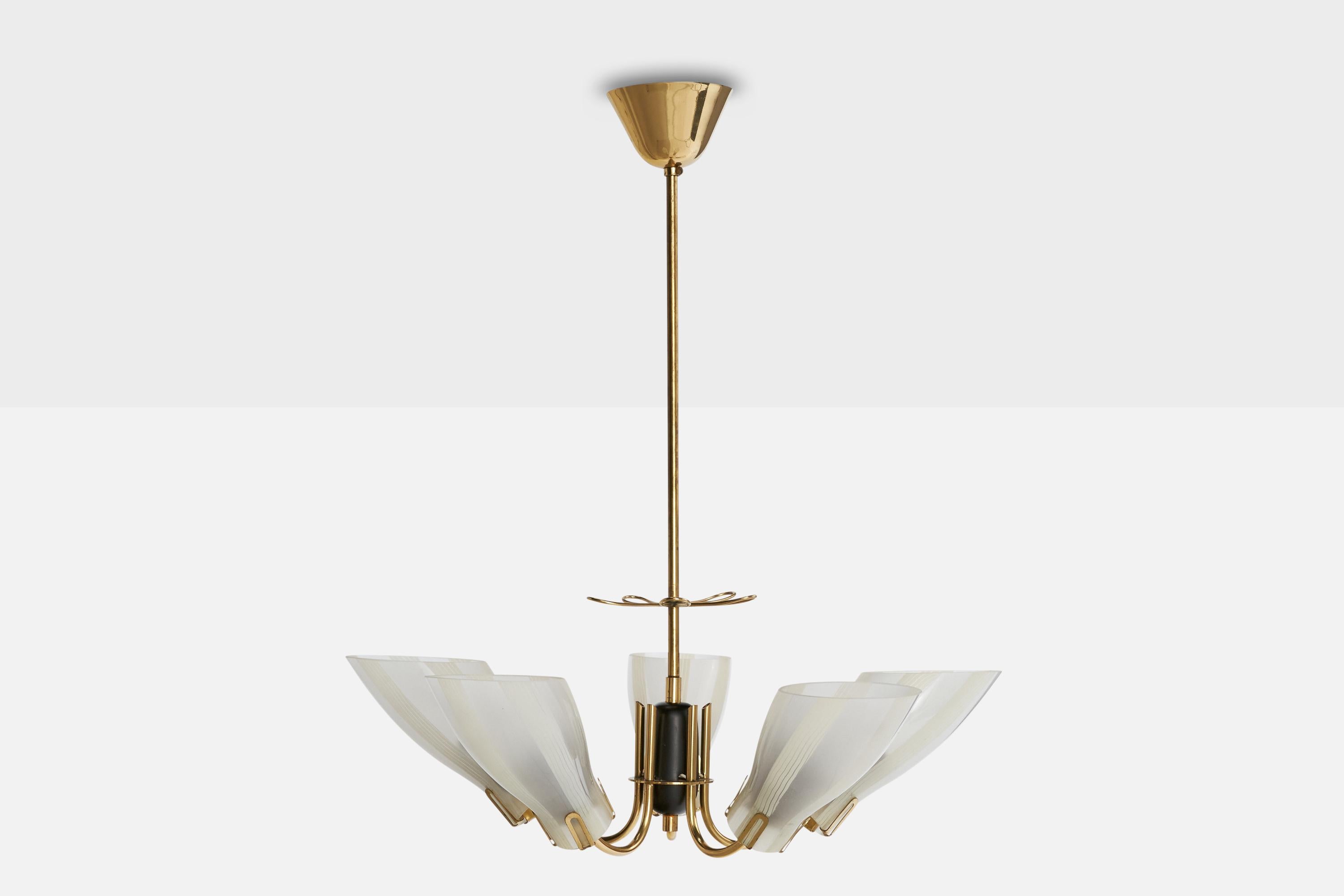 Scandinave moderne Designer suédois, lustre, laiton, verre, Suède, années 1950 en vente