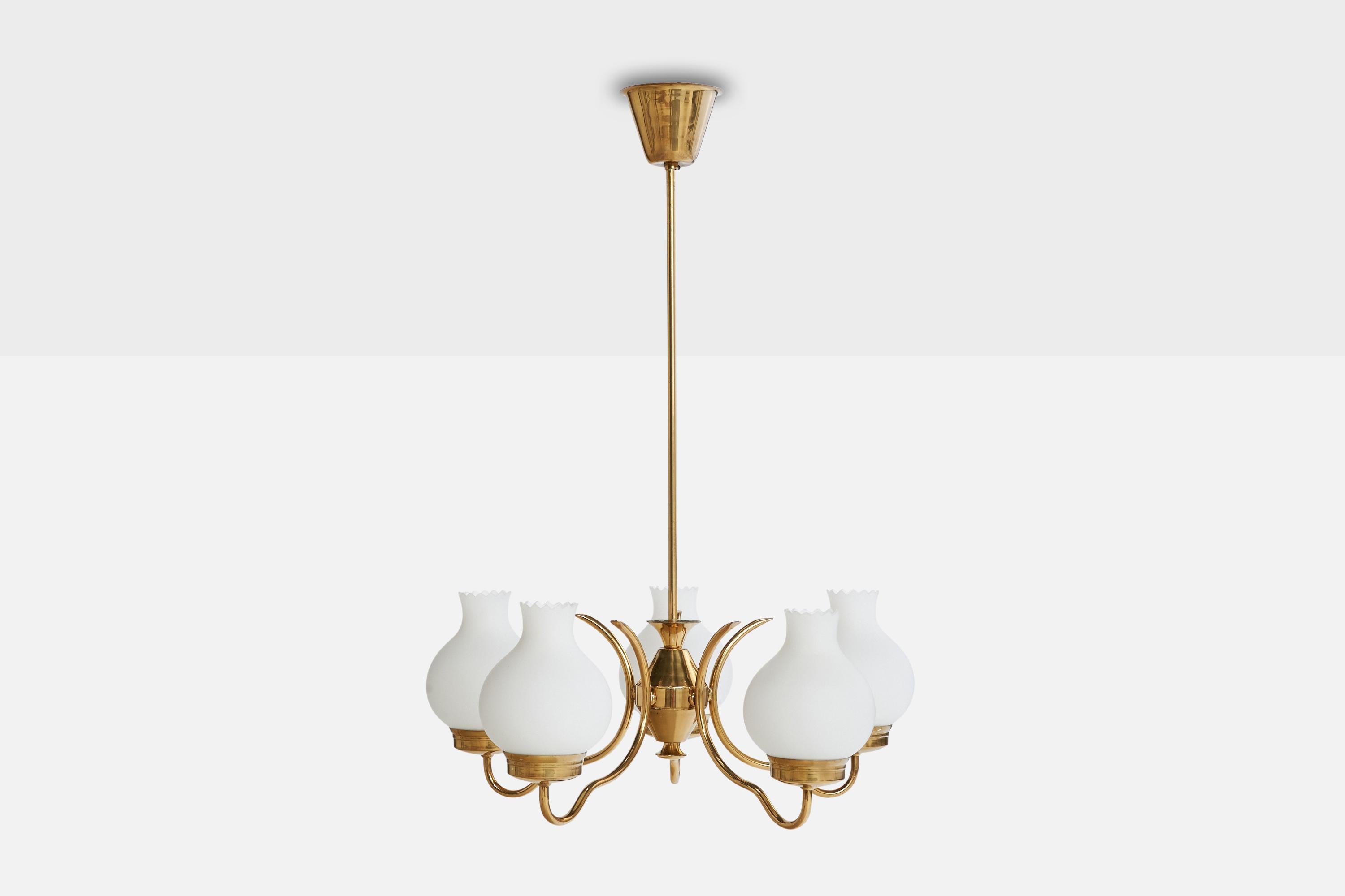Scandinave moderne Designer suédois, lustre, laiton, verre, Suède, années 1950 en vente