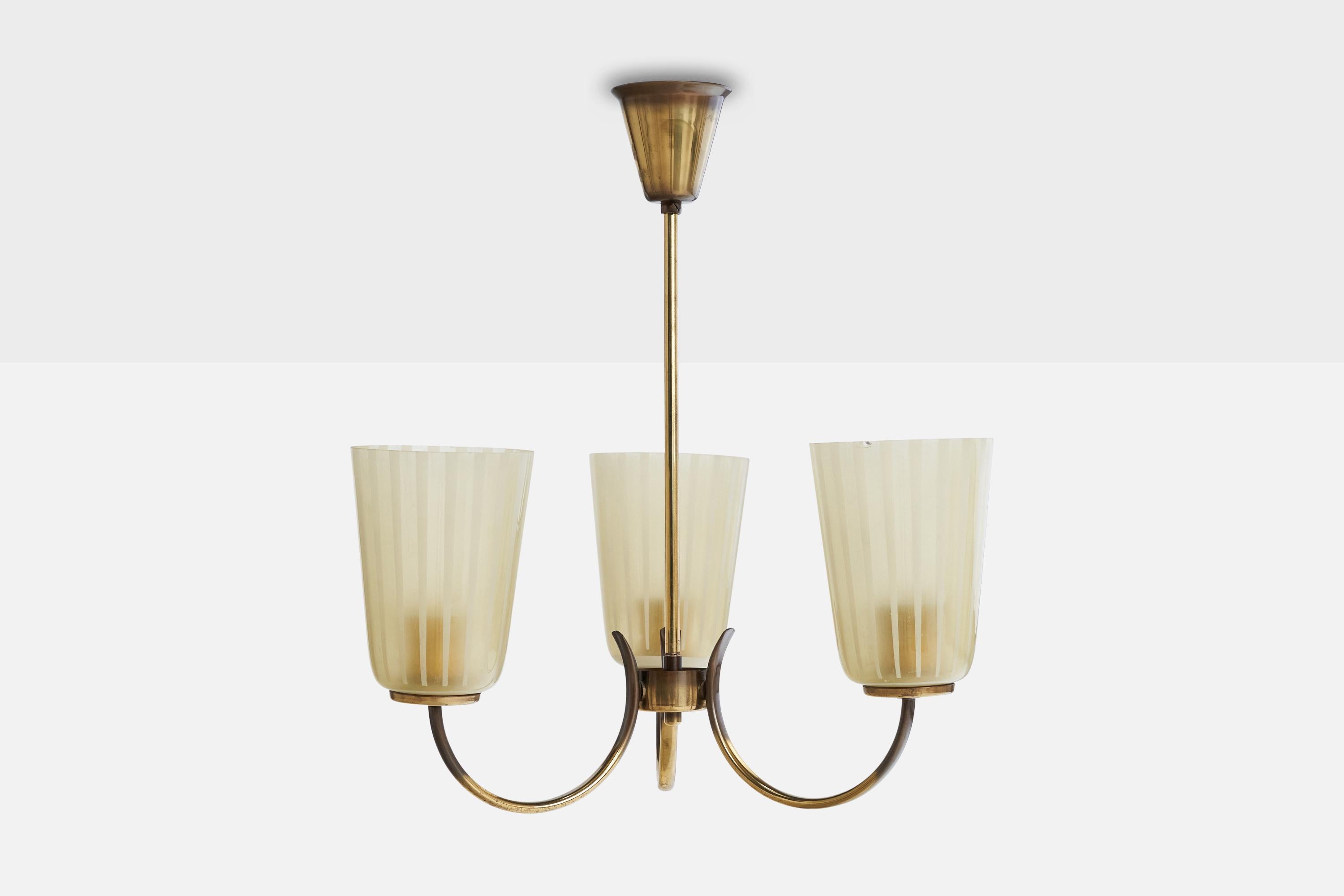 Scandinave moderne Designer suédois, lustre, laiton, verre, Suède, années 1950 en vente