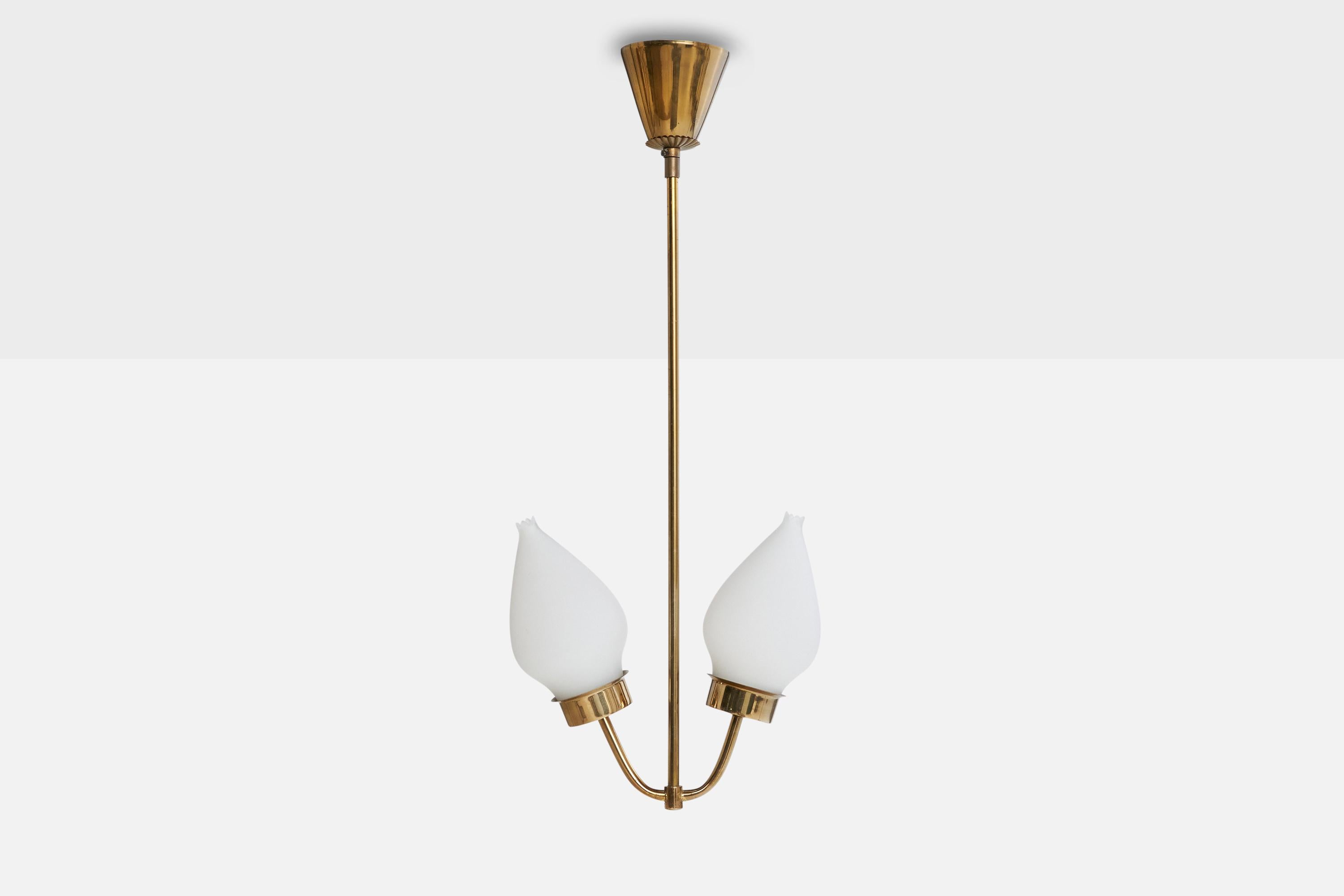 Suédois Designer suédois, lustre, laiton, verre, Suède, années 1950 en vente