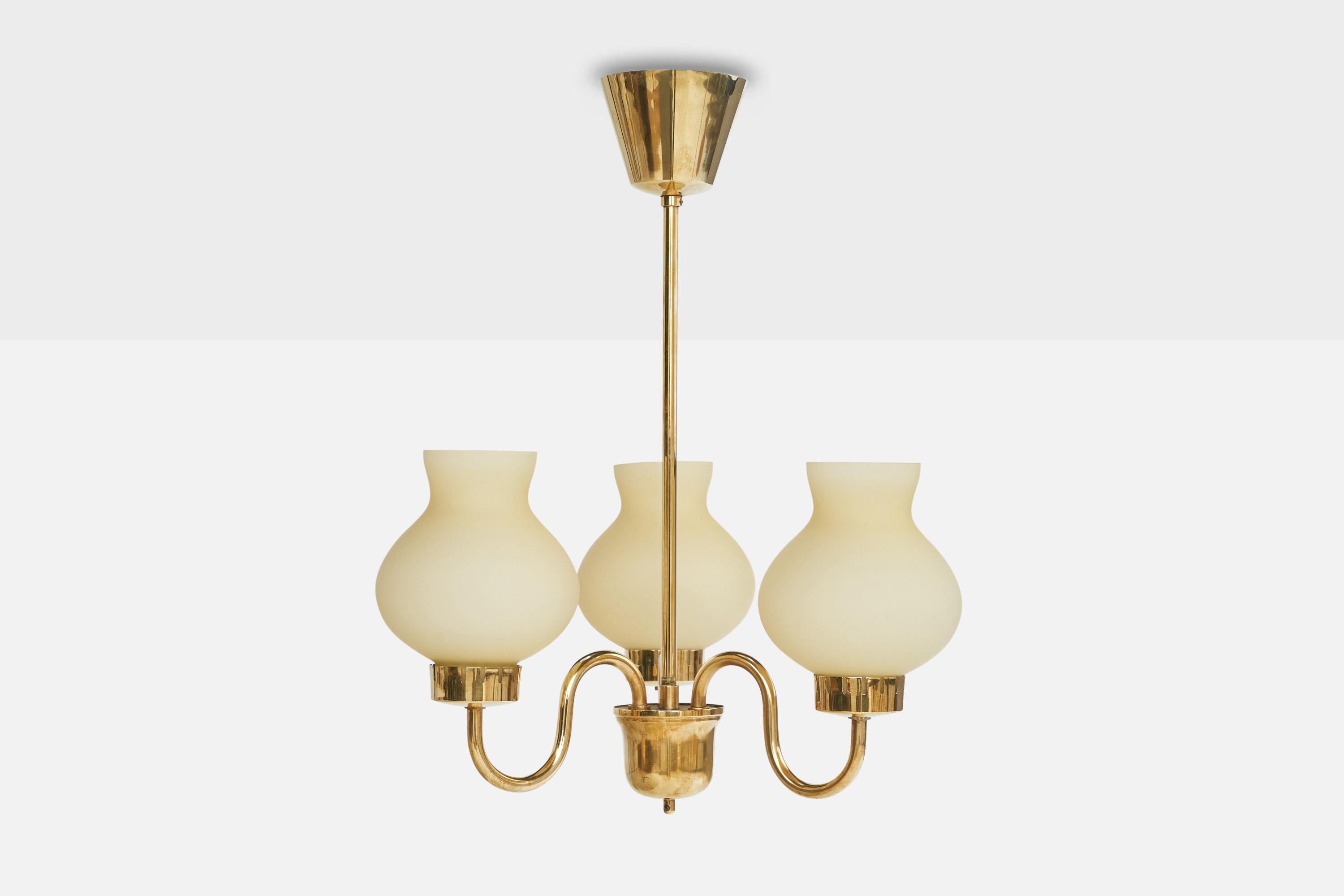Scandinave moderne Designer suédois, lustre, laiton, verre, Suède, années 1950 en vente