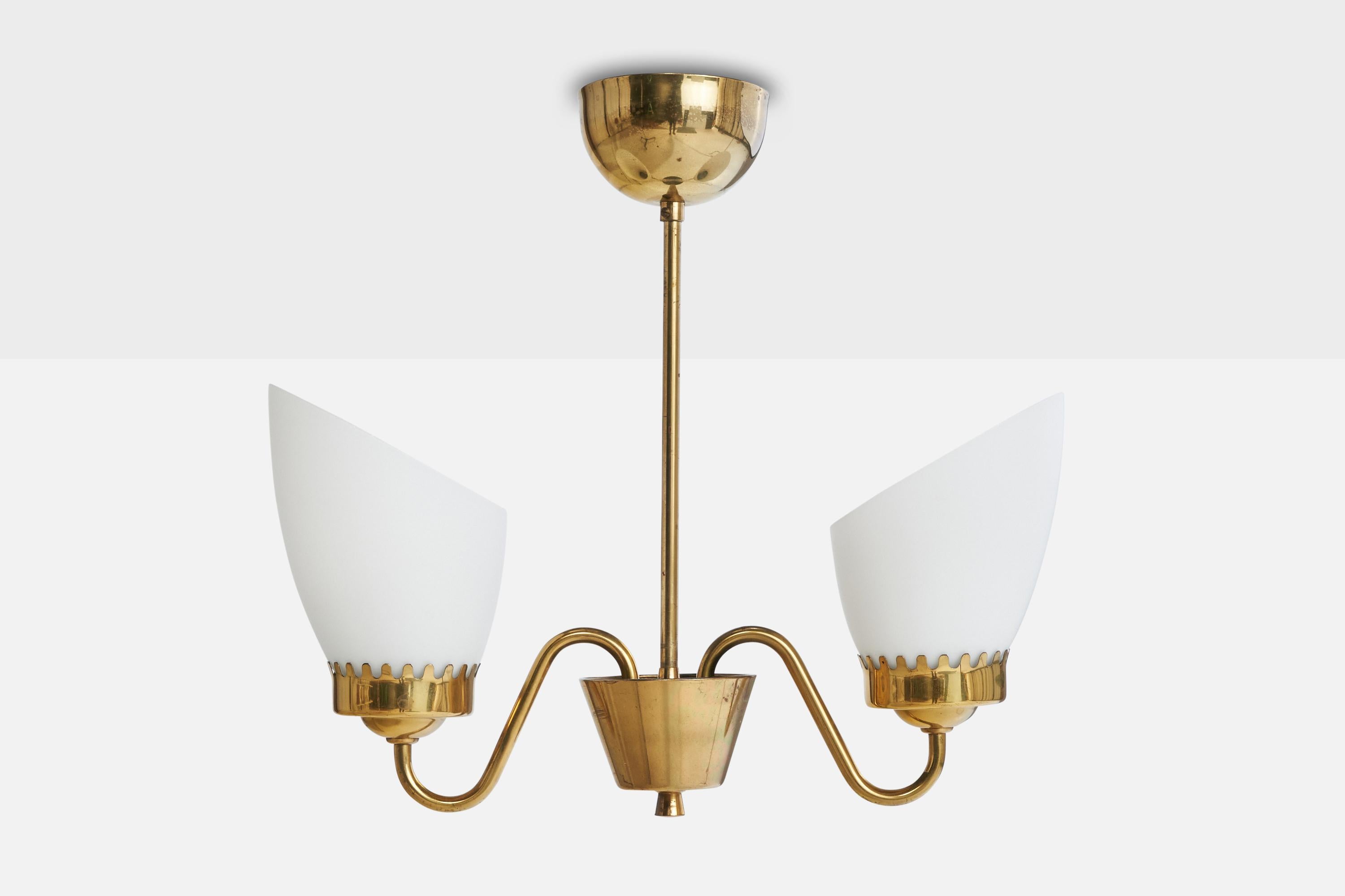 Scandinave moderne Designer suédois, lustre, laiton, verre, Suède, années 1950 en vente