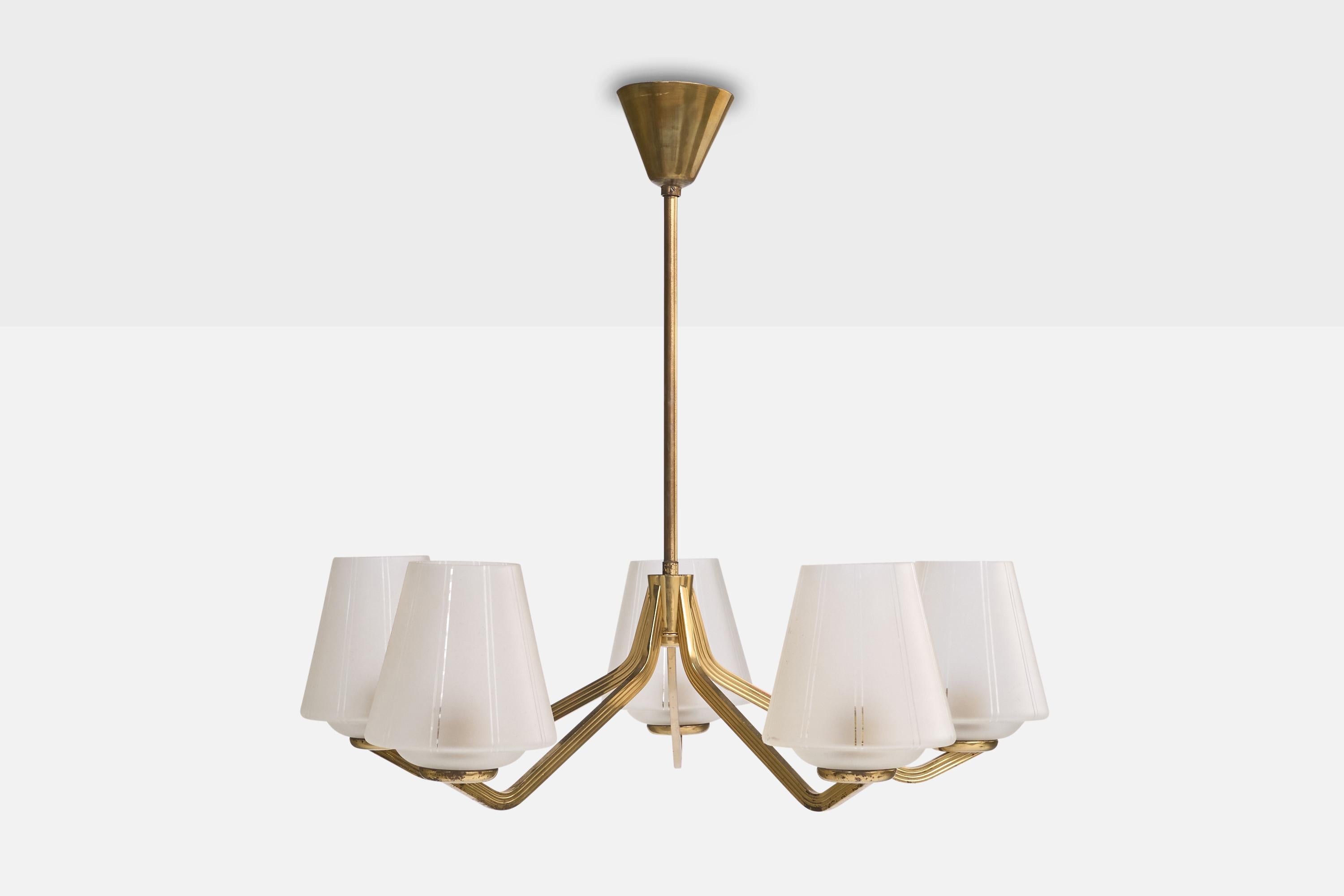 Suédois Designer suédois, lustre, laiton, verre, Suède, années 1950 en vente