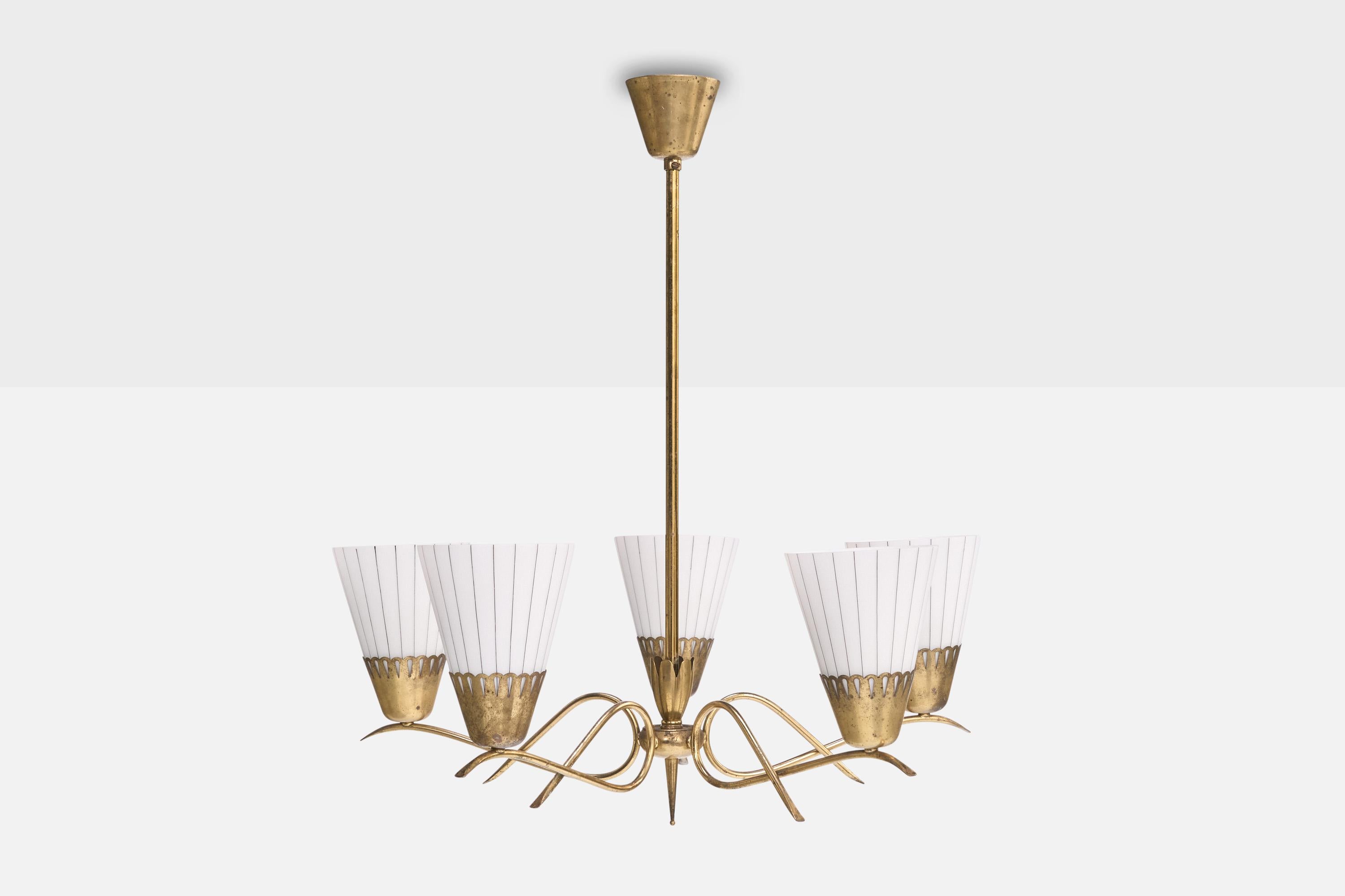 Scandinave moderne Designer suédois, lustre, laiton, verre, Suède, années 1950 en vente