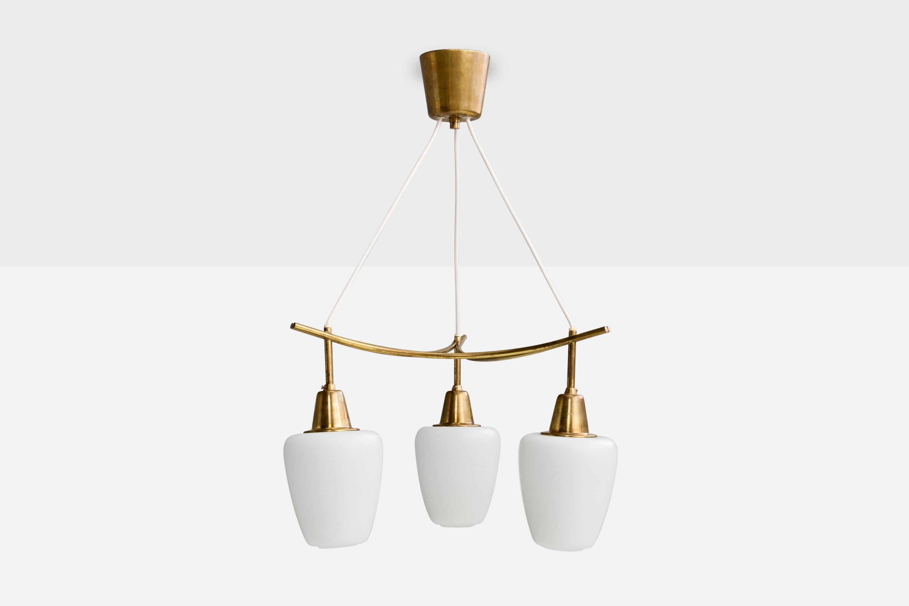Mid-Century moderno Lampadario di design svedese, ottone, vetro, Svezia, anni '1950 in vendita