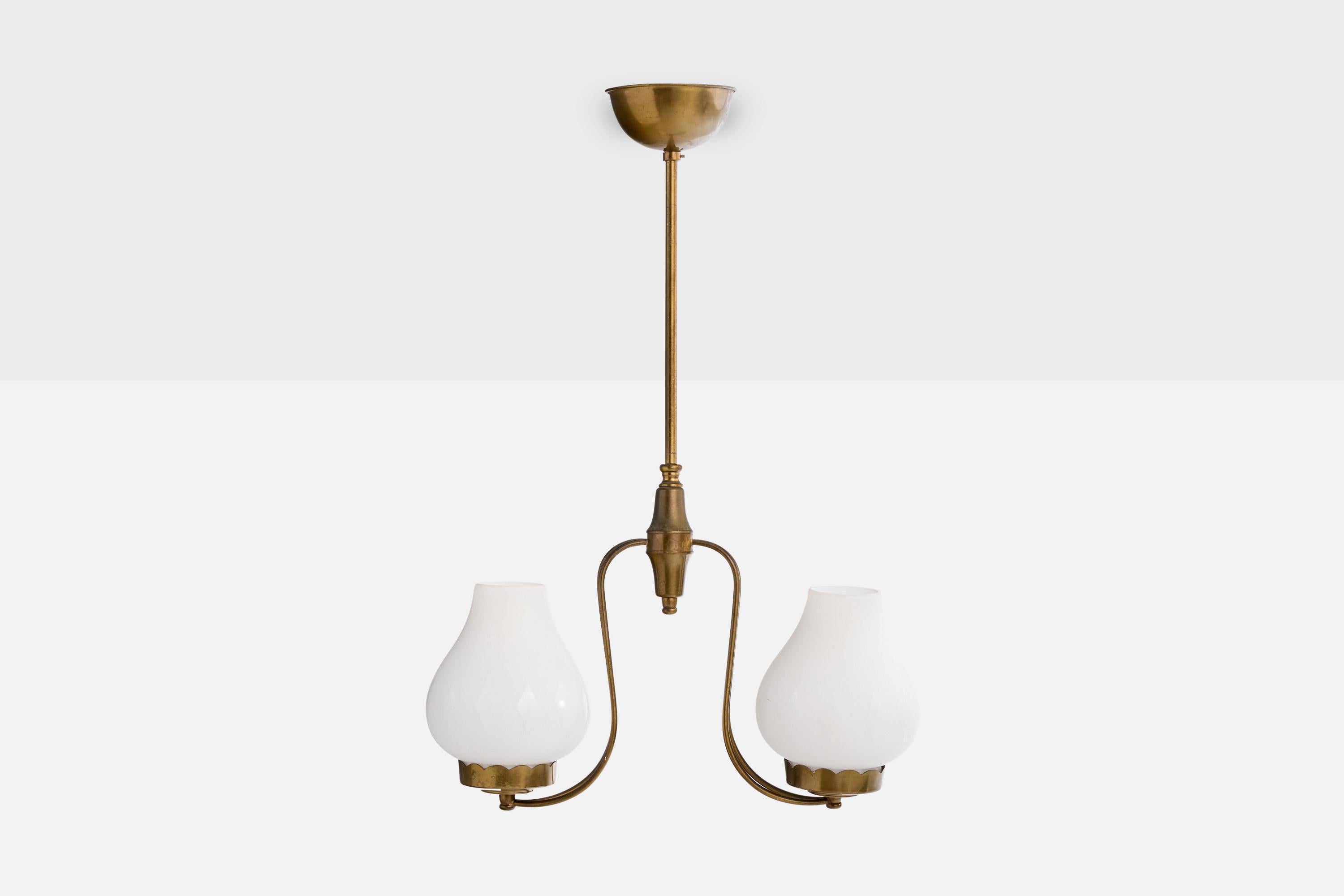 Mid-Century Modern Designer suédois, lustre, laiton, verre, Suède, années 1950 en vente