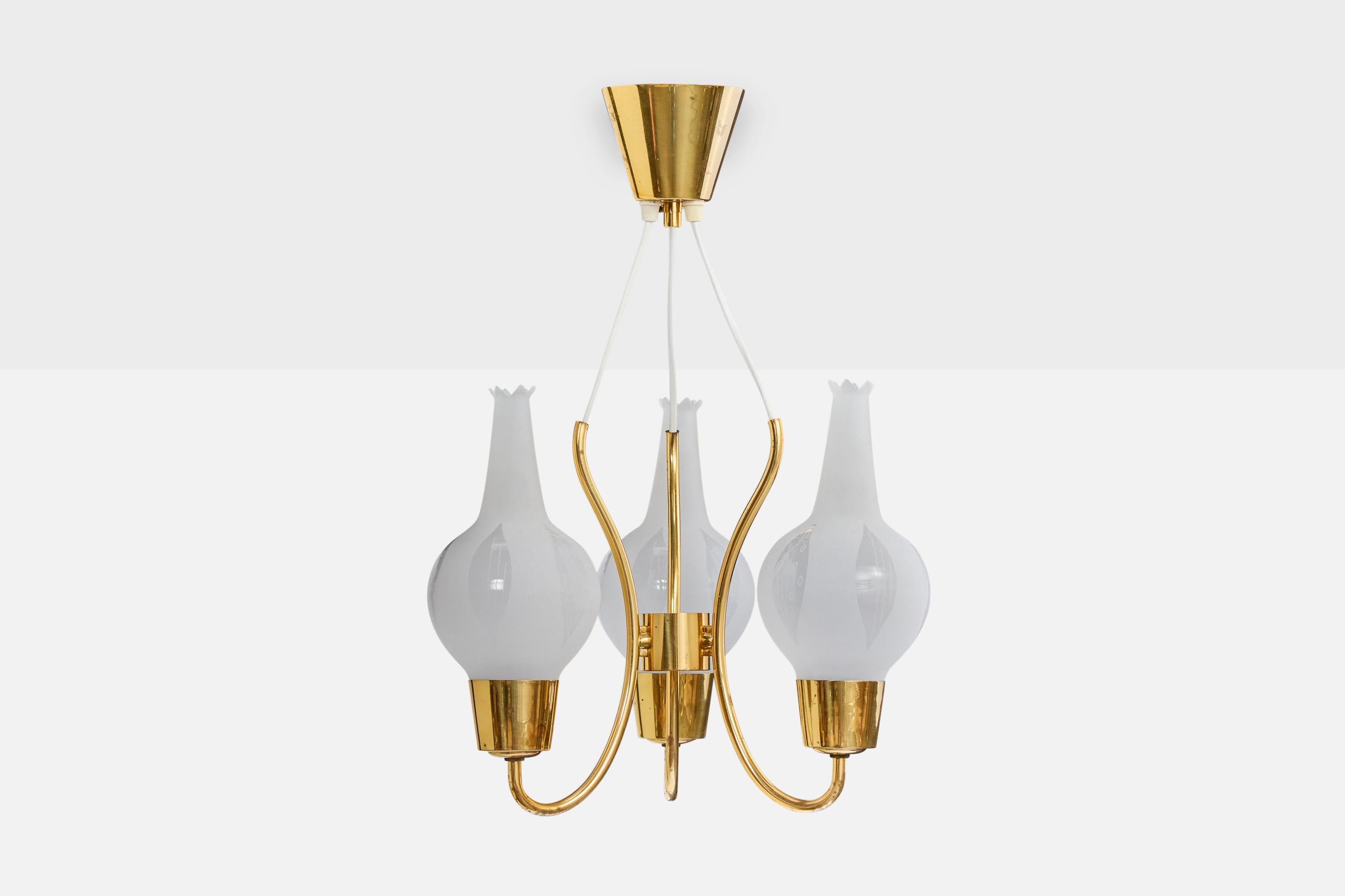 Mid-Century Modern Designer suédois, lustre, laiton, verre, Suède, années 1950 en vente
