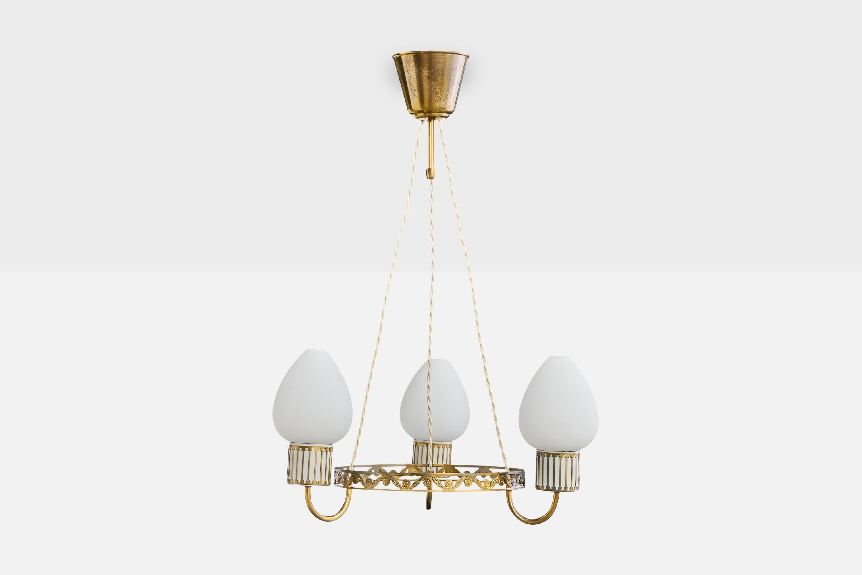 Mid-Century Modern Designer suédois, lustre, laiton, verre, Suède, années 1950 en vente