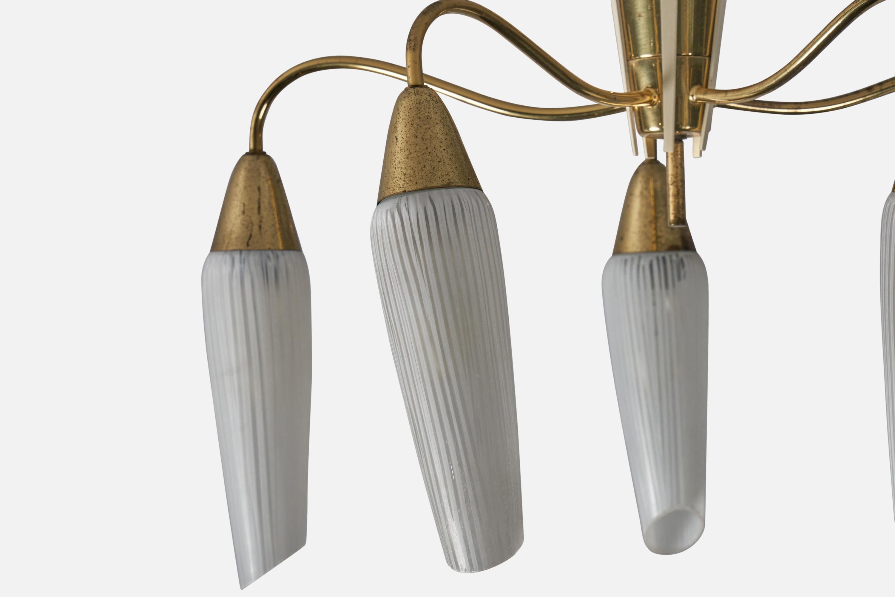 Suédois Designer suédois, lustre, laiton, verre, Suède, années 1950 en vente