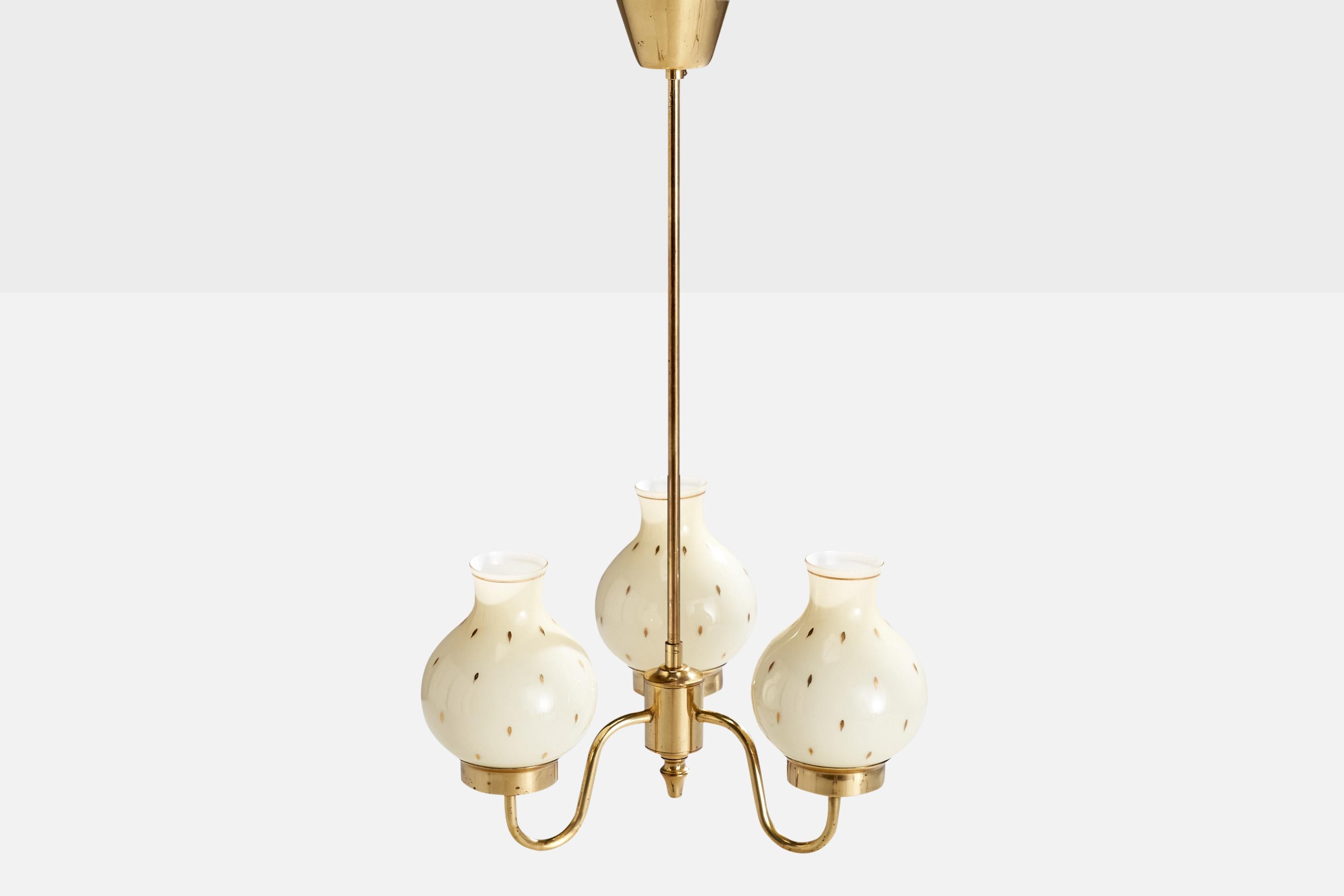 Suédois Designer suédois, lustre, laiton, verre, Suède, années 1950 en vente