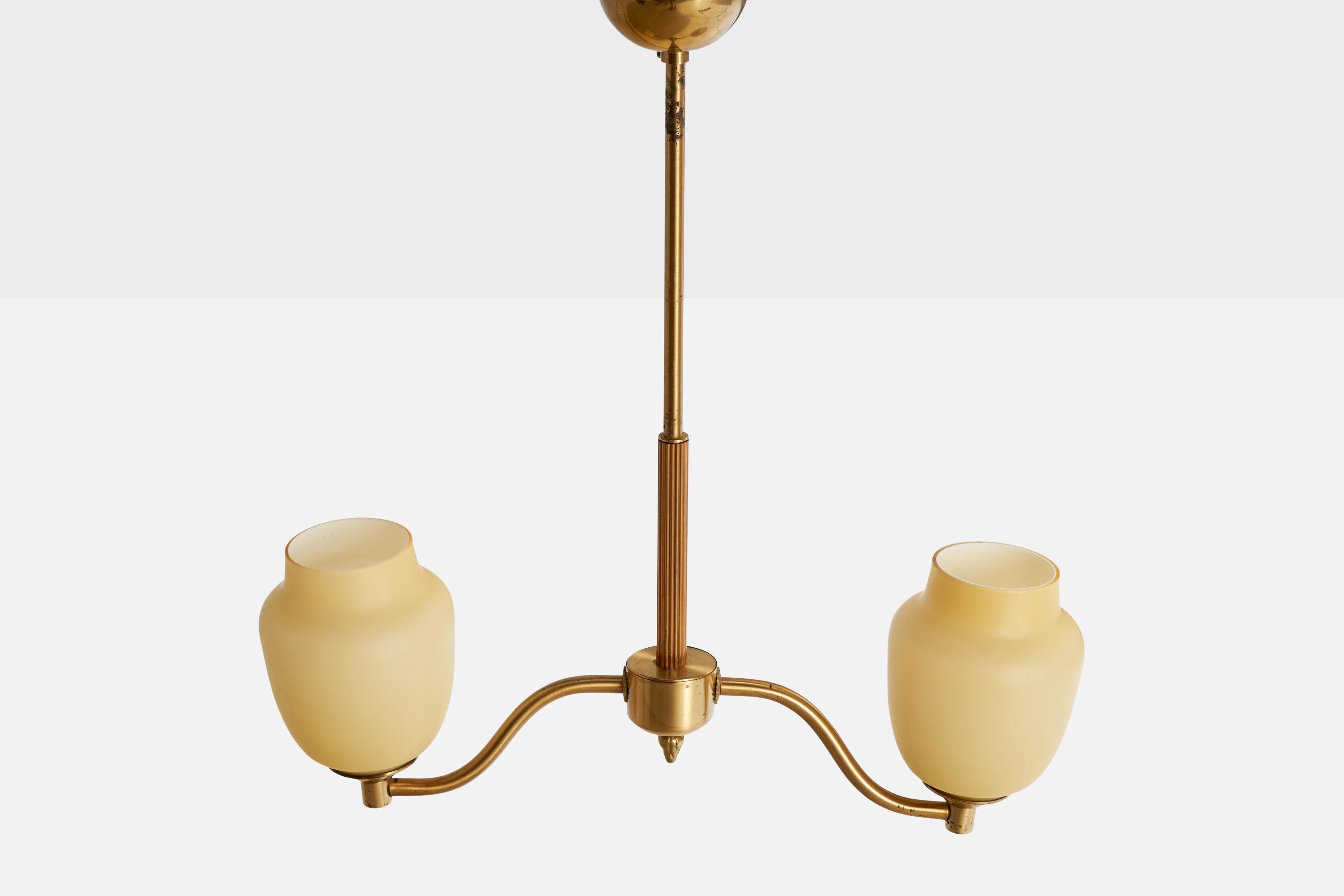 Designer suédois, lustre, laiton, verre, Suède, années 1950 Bon état - En vente à High Point, NC