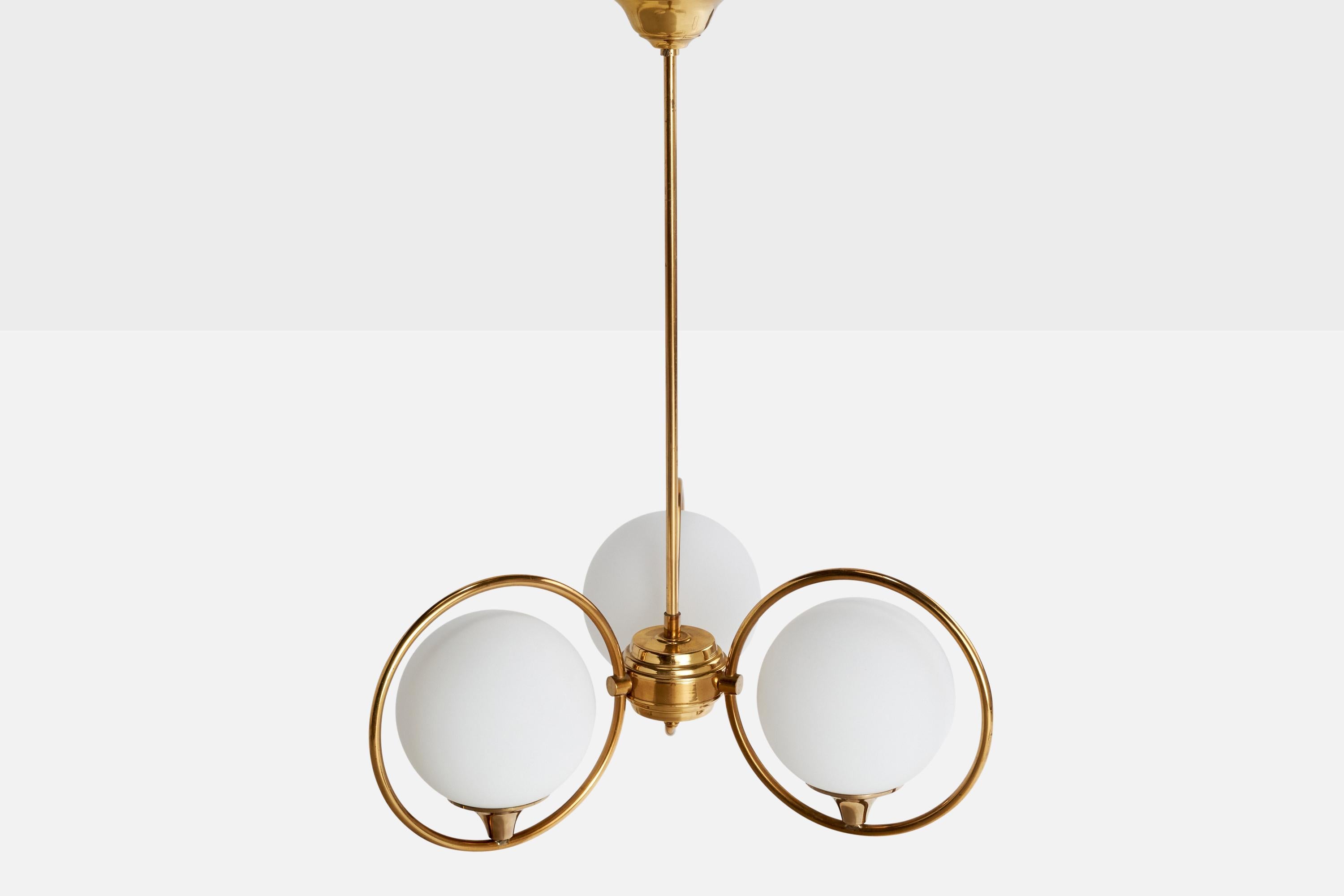 Designer suédois, lustre, laiton, verre, Suède, années 1950 Bon état - En vente à High Point, NC