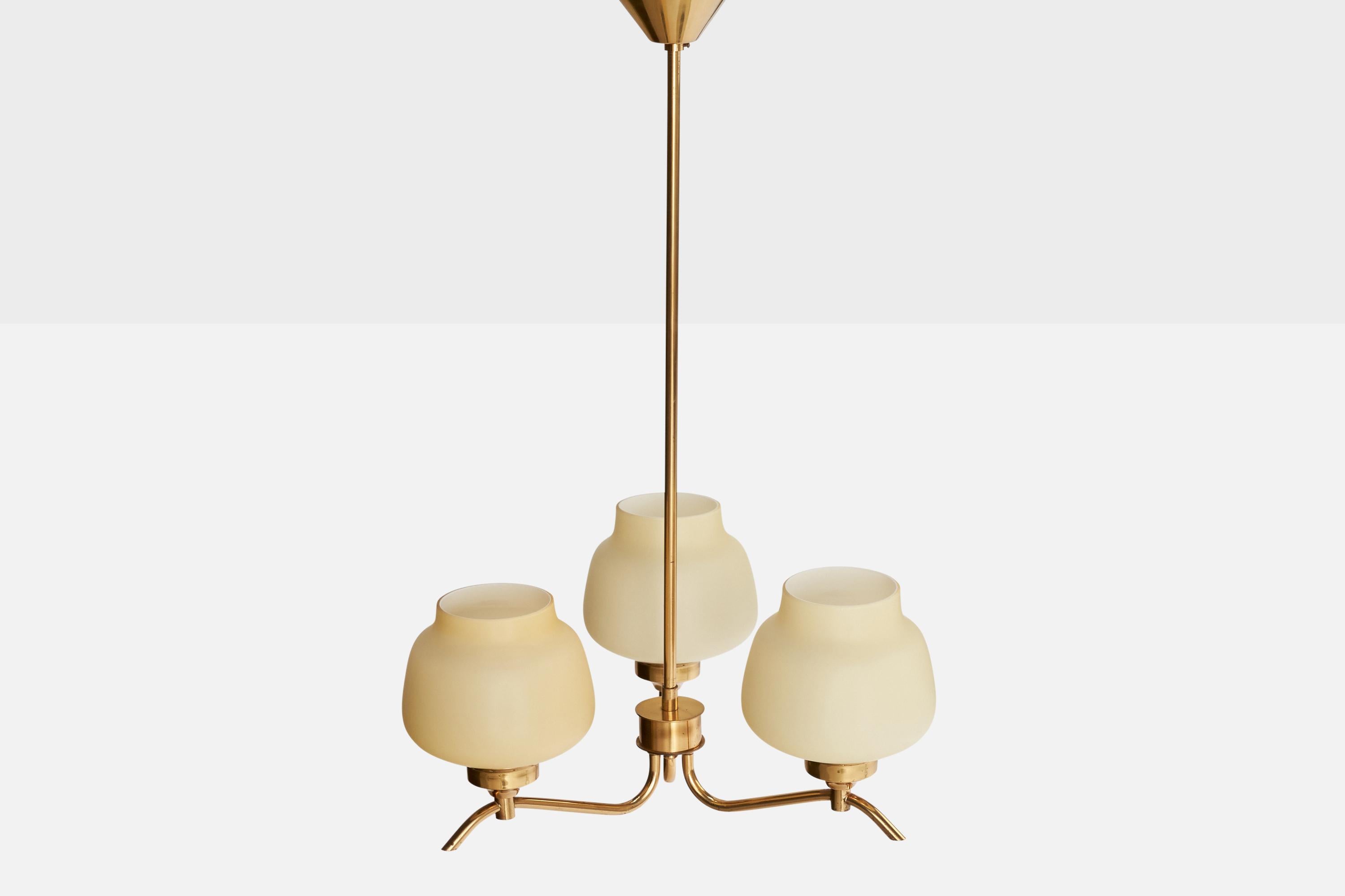 Suédois Designer suédois, lustre, laiton, verre, Suède, années 1950 en vente
