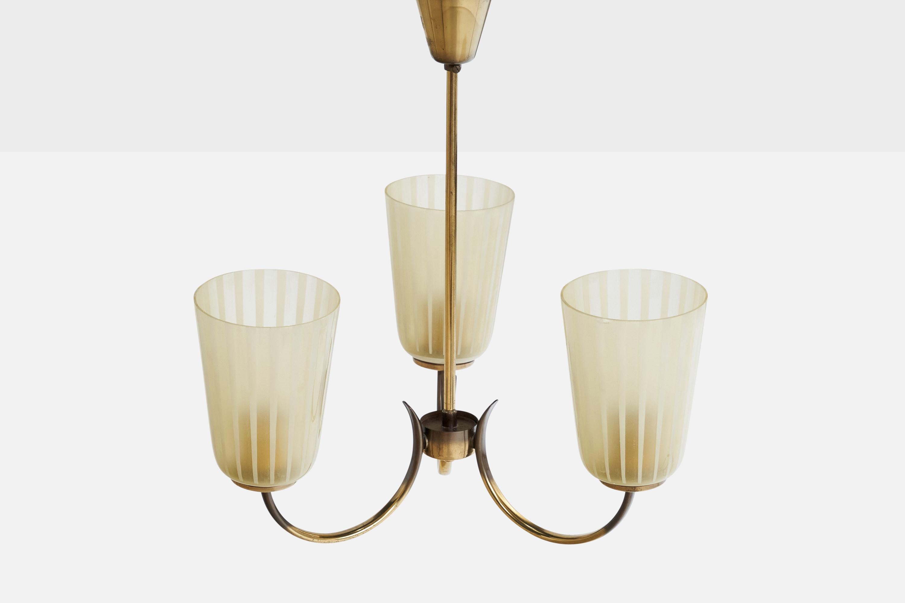 Suédois Designer suédois, lustre, laiton, verre, Suède, années 1950 en vente