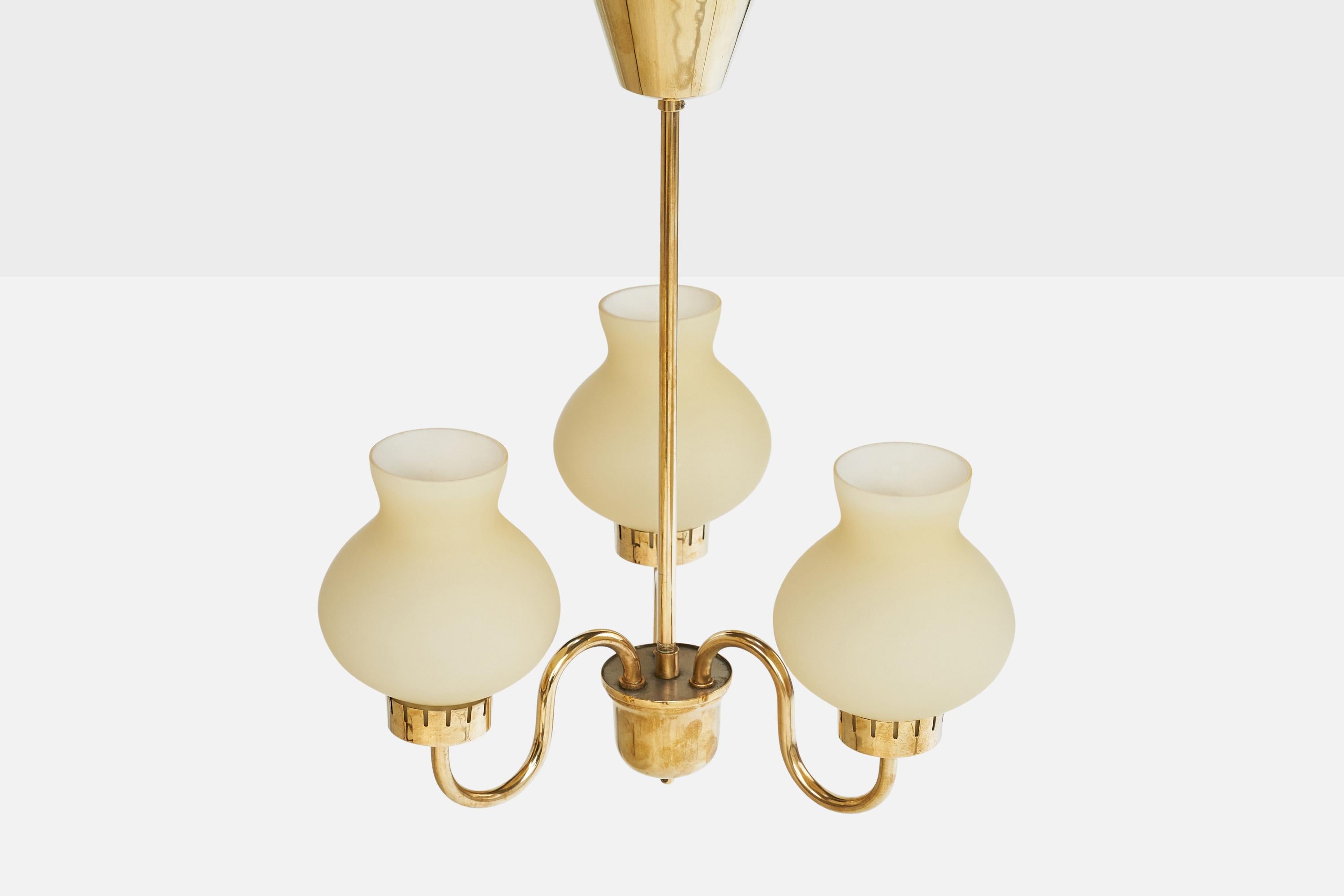 Suédois Designer suédois, lustre, laiton, verre, Suède, années 1950 en vente