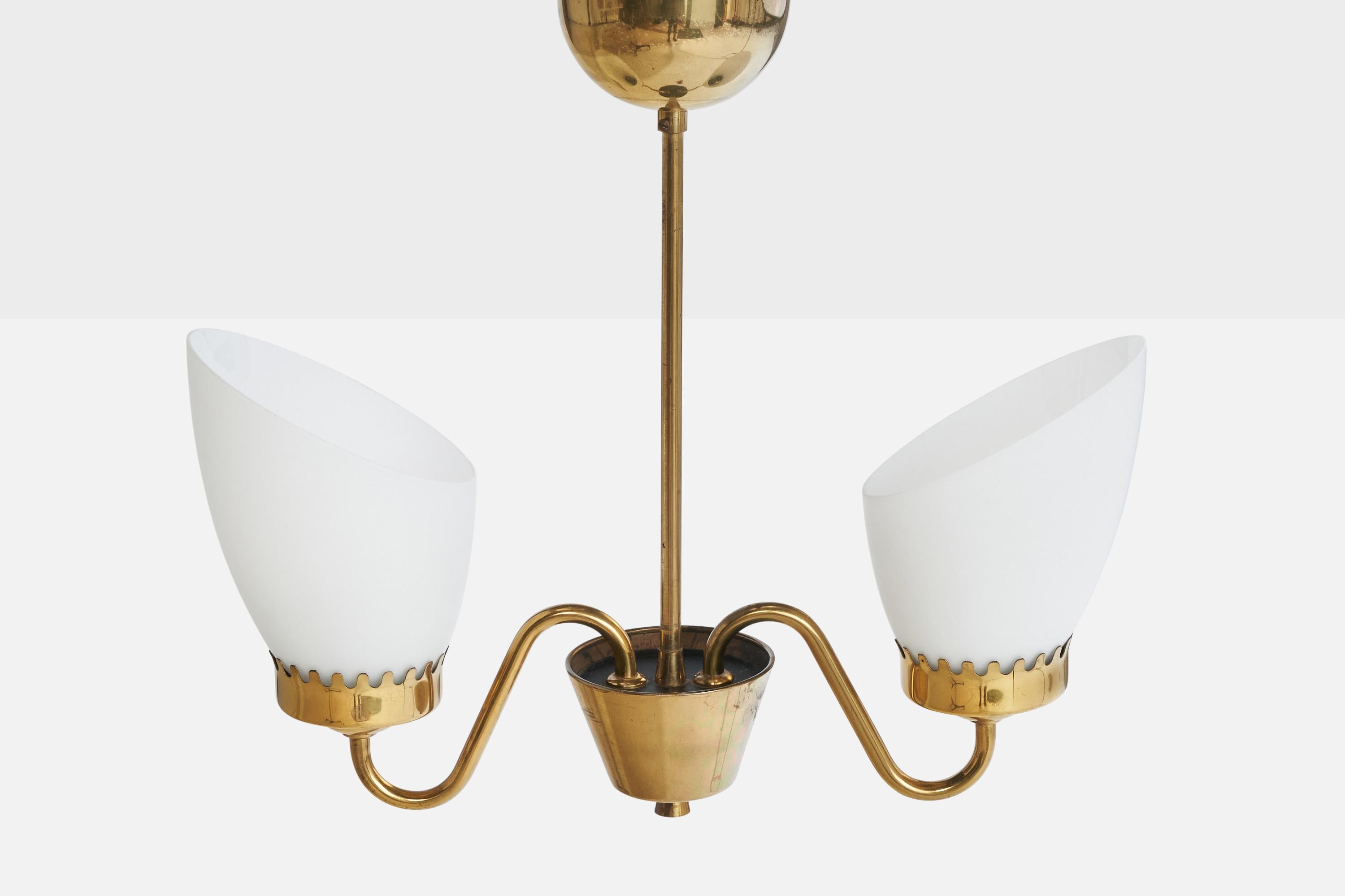 Suédois Designer suédois, lustre, laiton, verre, Suède, années 1950 en vente